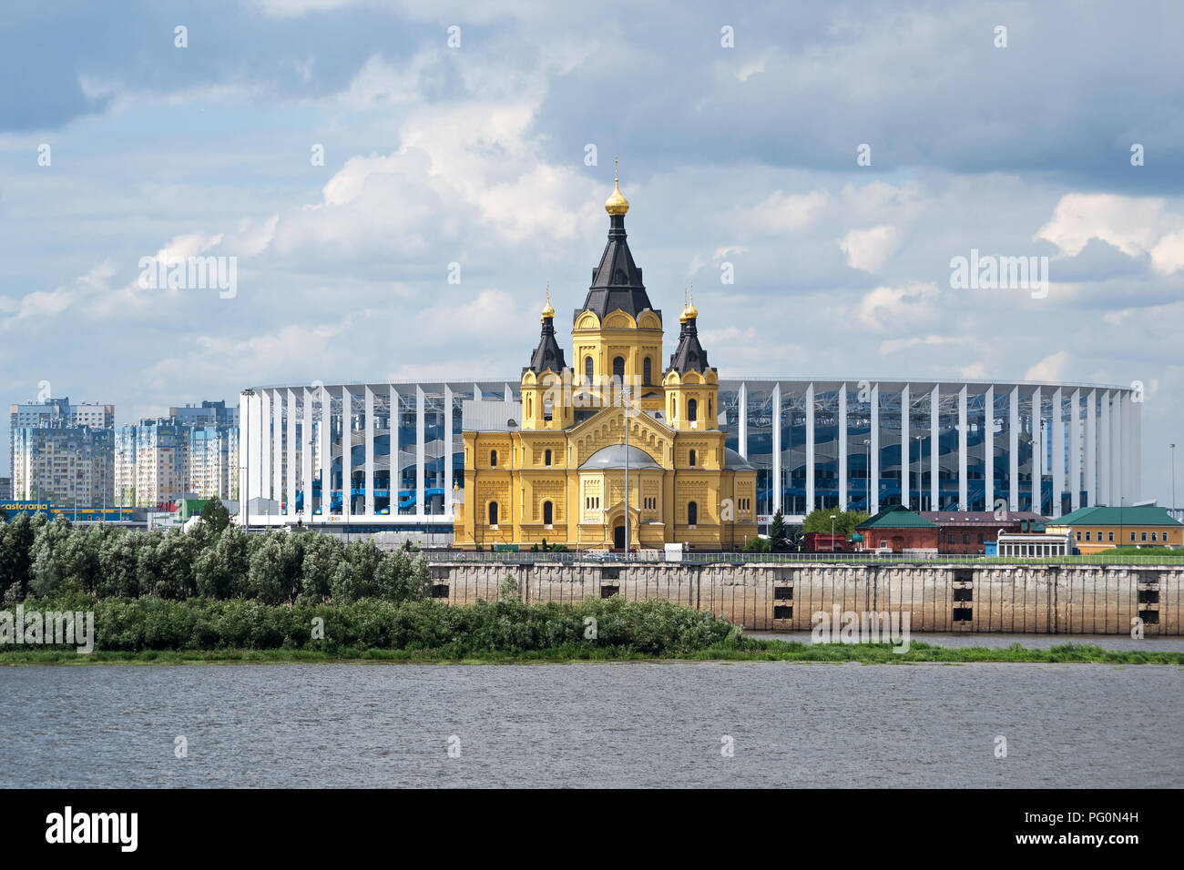 Alexander Nevsky Chiesa sullo sfondo dello stadio costruito per la Coppa del mondo. Russia, Nizhny Novgorod, 22 Lug 2018 Foto Stock