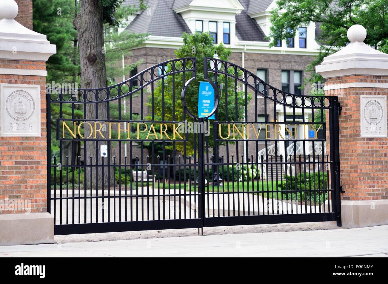 Chicago, Illinois, Stati Uniti d'America. Cancello per il campus di North Park University. L'università privata si trova su Chicago il lato nord ovest. Foto Stock