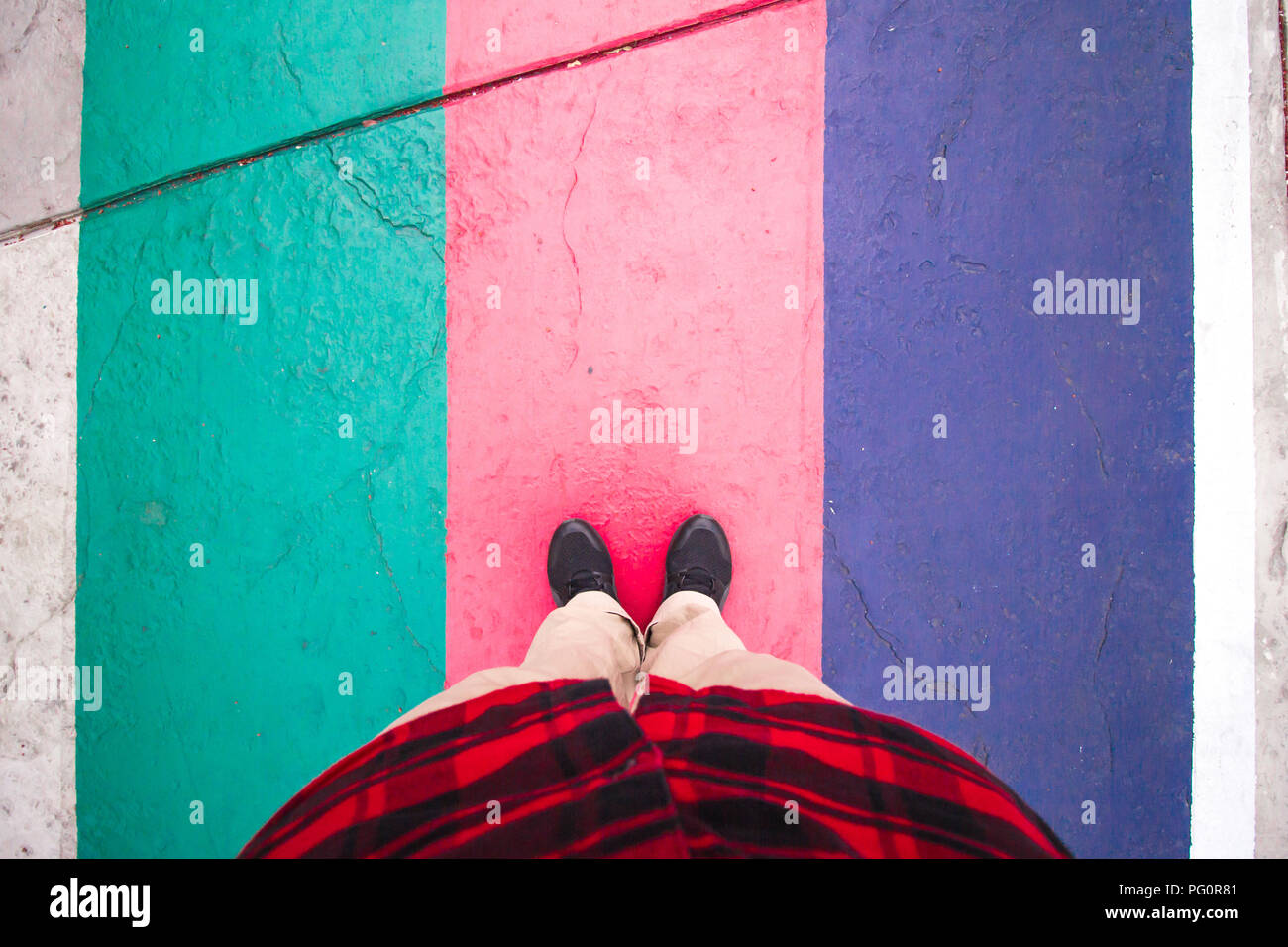 In piedi sulla piattaforma di tre colori linea Foto Stock