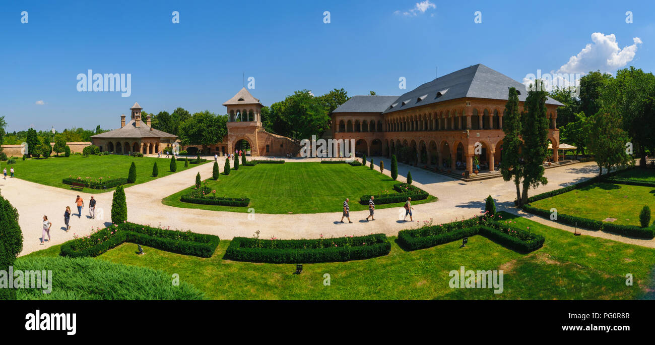 Mogosoaia, Romania - 05 agosto 2018: turista che visita il Palazzo Mogosoaia vicino a Bucarest, Romania. Panorama sul cortile che mostra la cucina edificio, watch Foto Stock