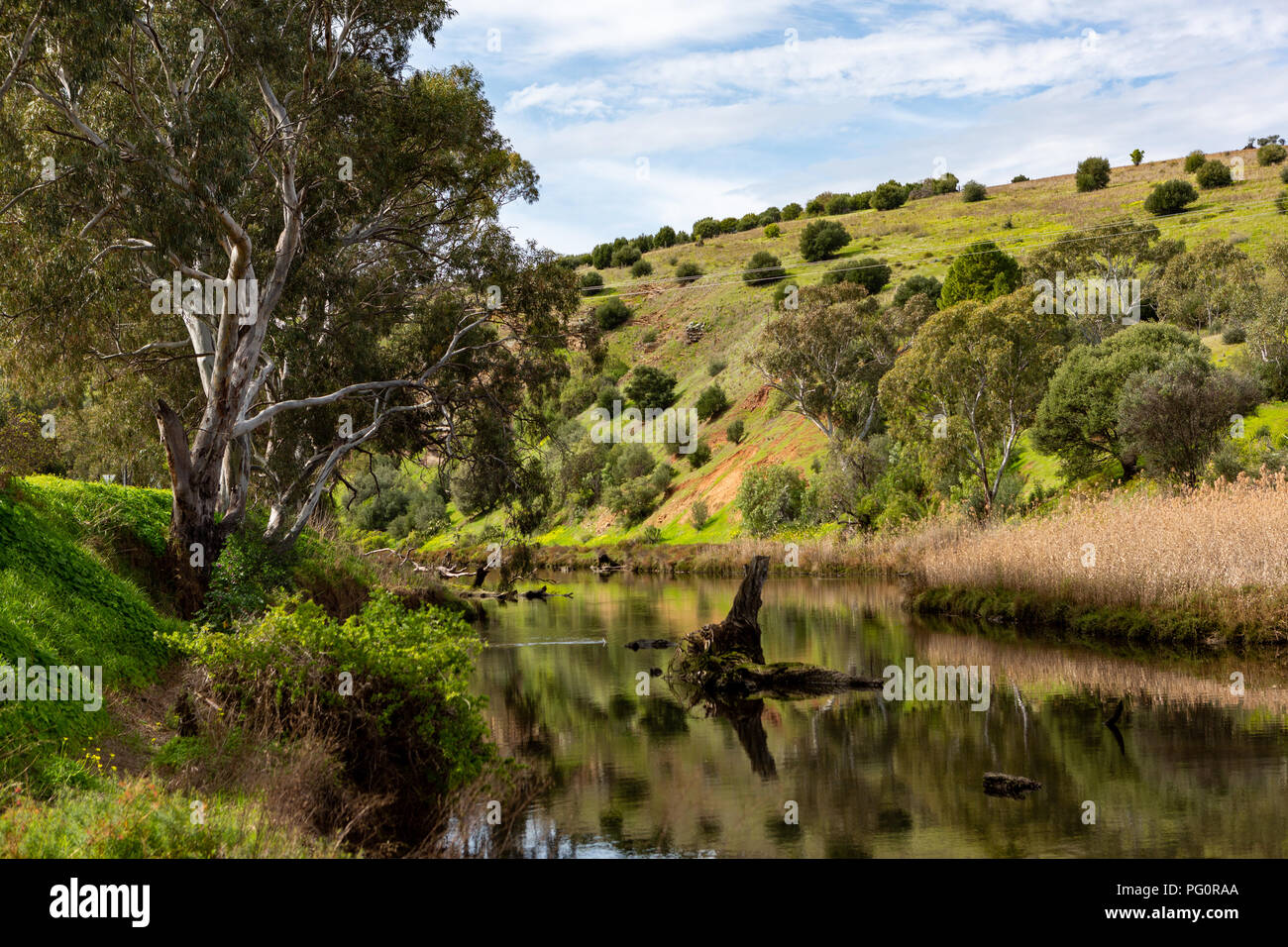 Fiume Onkaparinga in una giornata di sole con riflessi di alberi e scogliere a old Noarlunga South Australia il 23 agosto 2018 Foto Stock