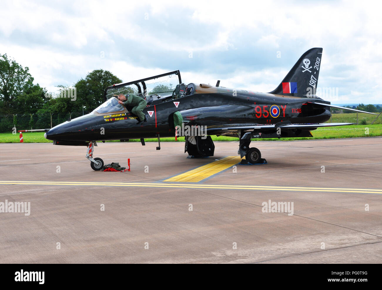 RAF Royal Air Force BAE Hawk T1 presso Royal International Air Tattoo RIAT RAF Fairford, Regno Unito. 95° anniversario del comando bombardieri di 100mq Foto Stock