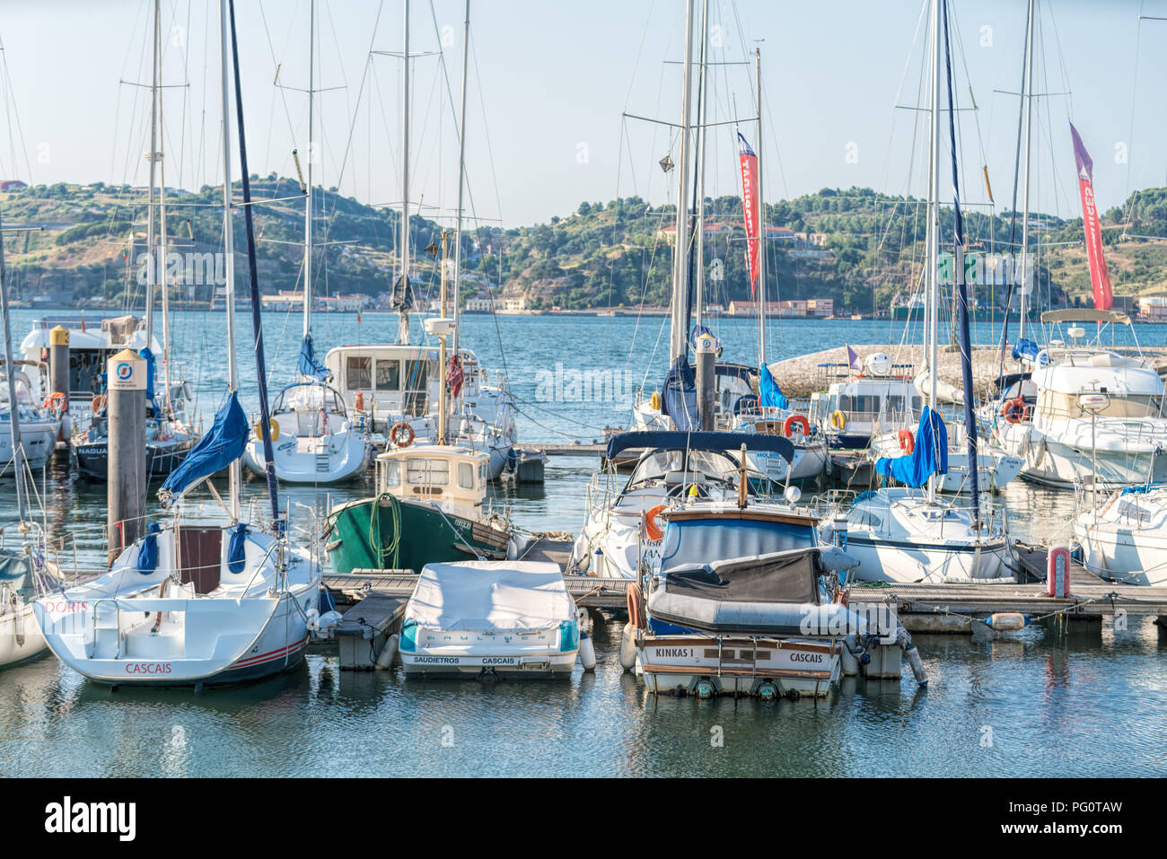 Ormeggio barche, barche a motore e barche a vela all'Doca do Bom Sucesso, Porto di Lisbona Foto Stock