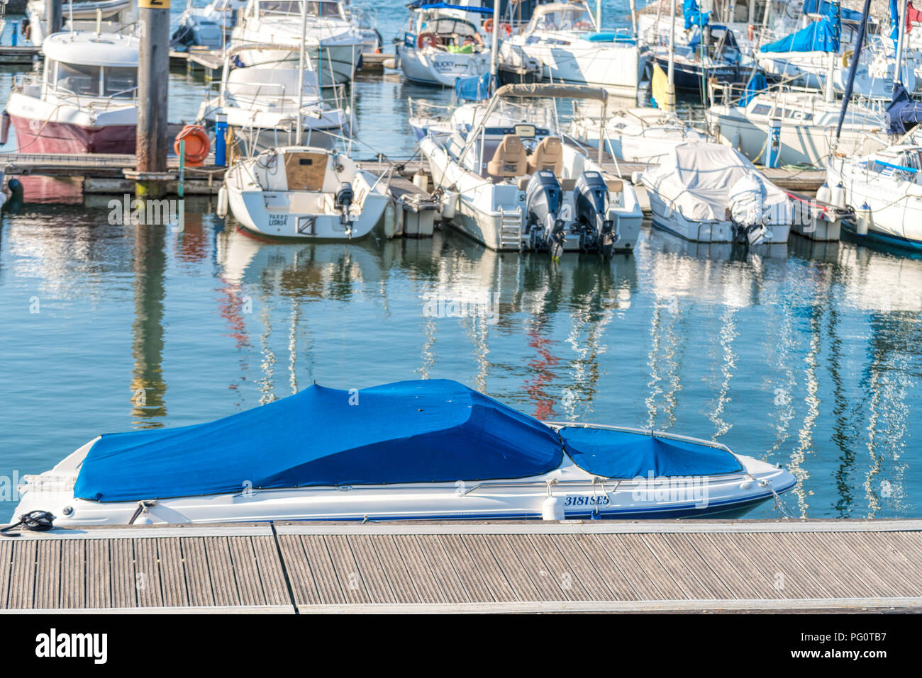 Ormeggio barche, barche a motore e barche a vela all'Doca do Bom Sucesso, Porto di Lisbona Foto Stock
