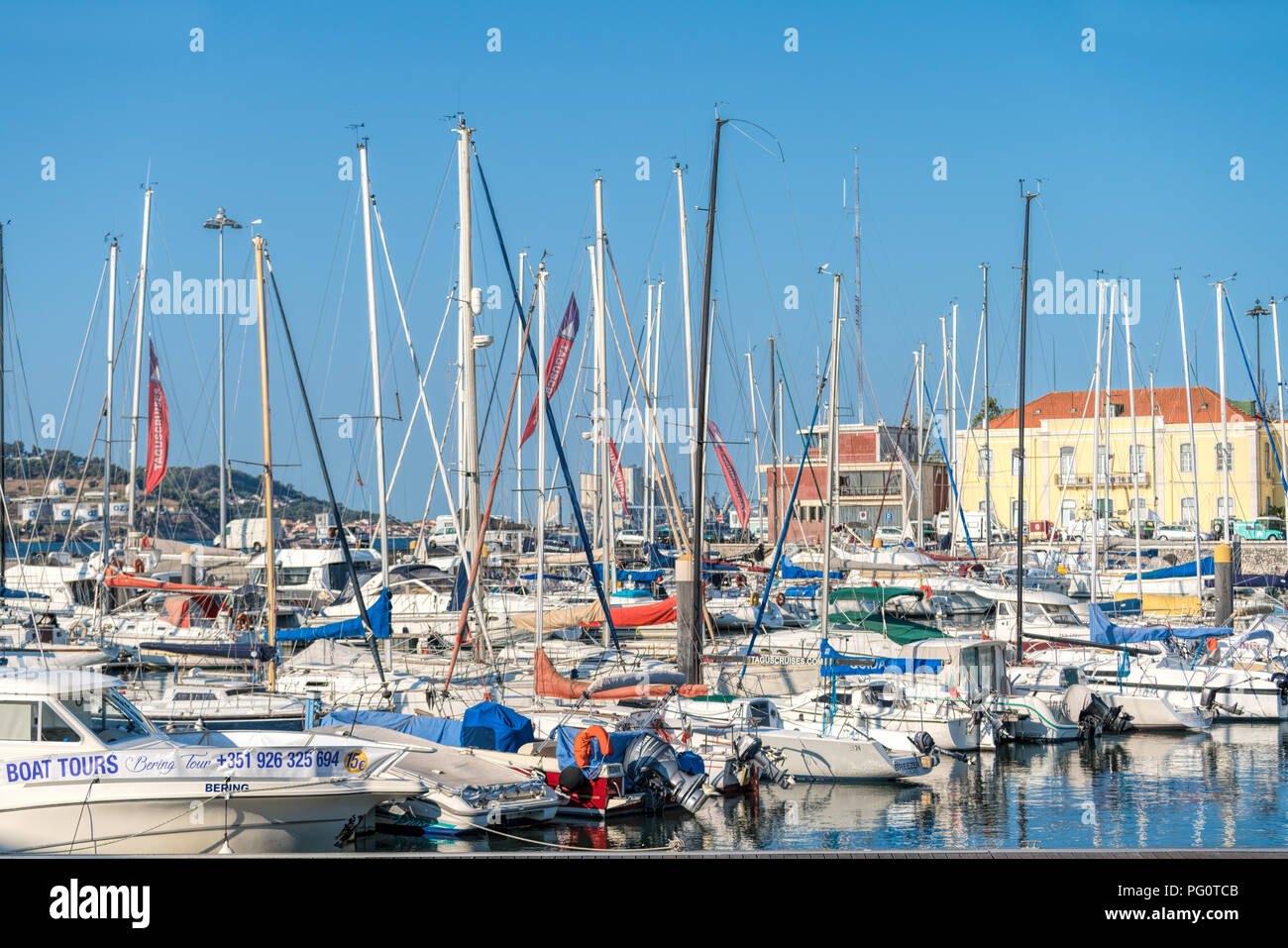 Ormeggio barche, barche a motore e barche a vela all'Doca do Bom Sucesso, Porto di Lisbona Foto Stock