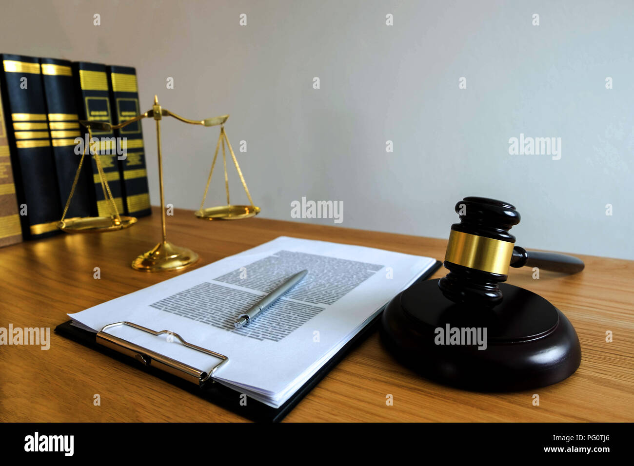 Close up oggetto concetto di legge. Giudice martello con giustizia gli avvocati e i documenti di lavoro su tavolo. Foto Stock