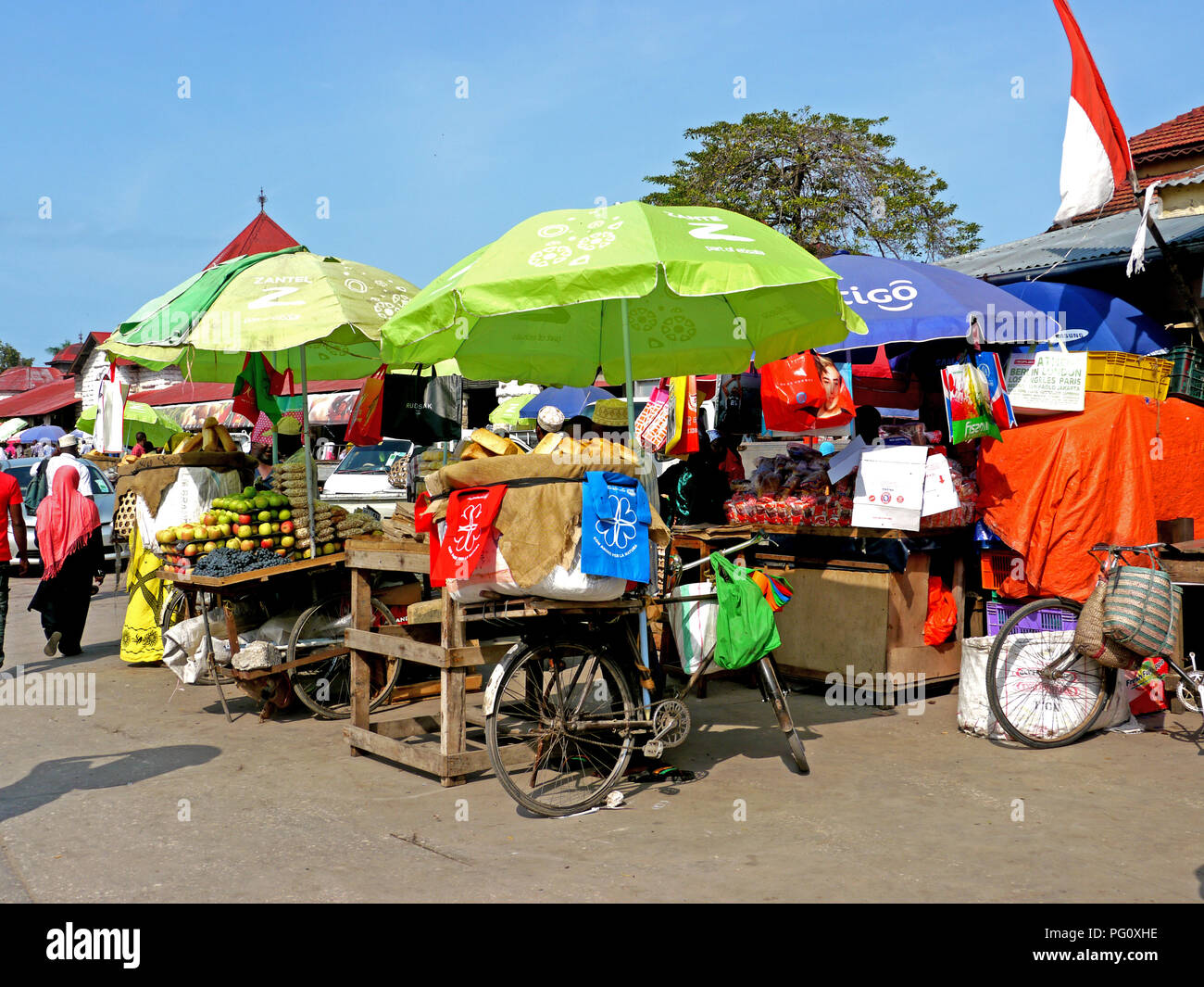 Mercato aperto, al di fuori dei principali mercati Darajani, nella città di stoie Zanzibar Foto Stock
