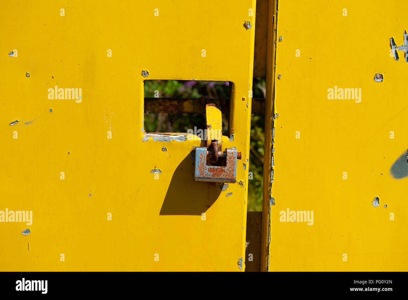 Lucchetto giallo brillante cancelli in metallo Foto Stock