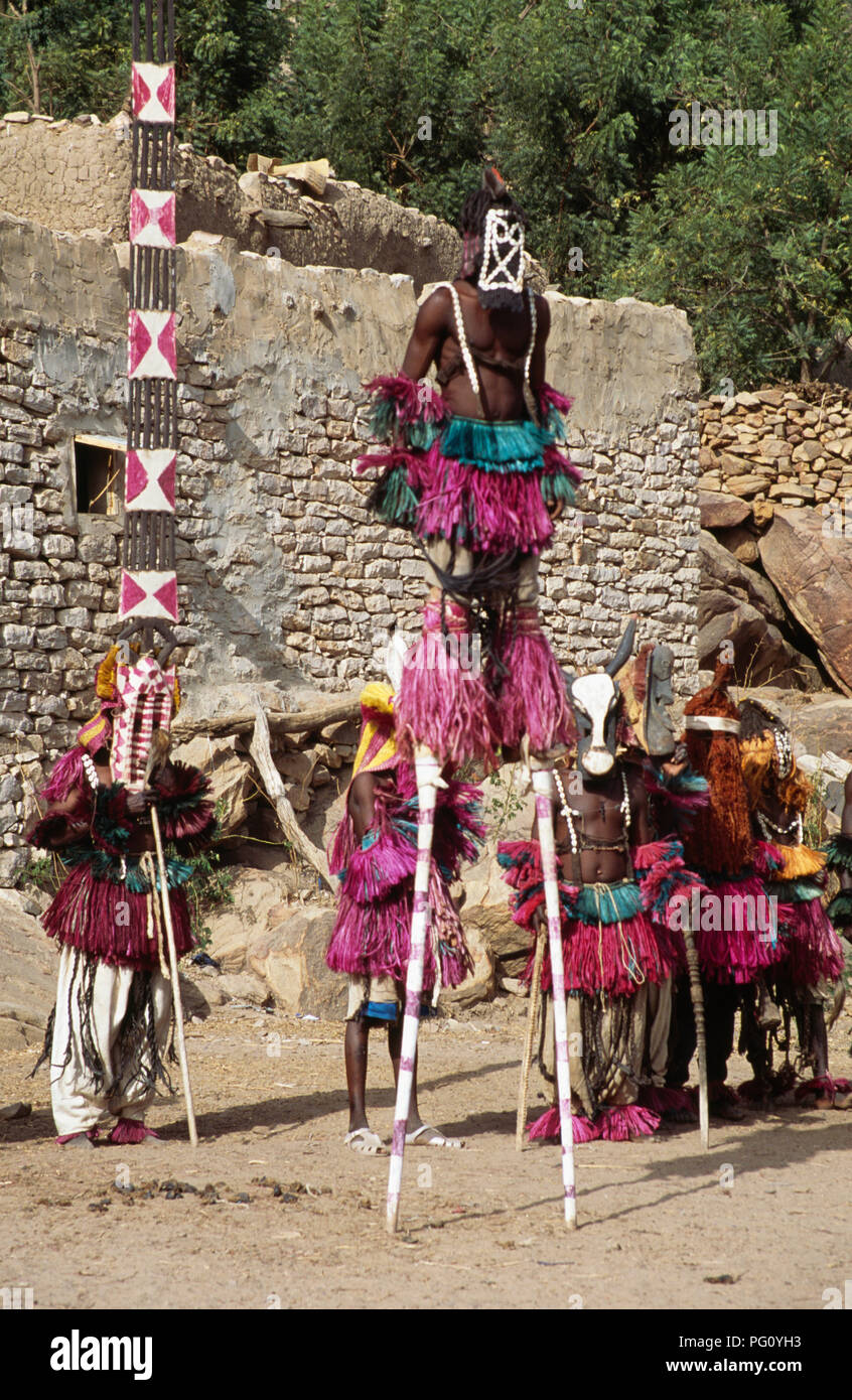 Mask Dance nel villaggio di Nombori, Paese Dogon del Mali per solo uso editoriale Foto Stock