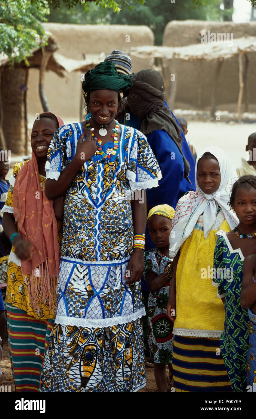 Villaggio della donna e dei bambini in Karpele Village, vicino San, in Mali per solo uso editoriale Foto Stock