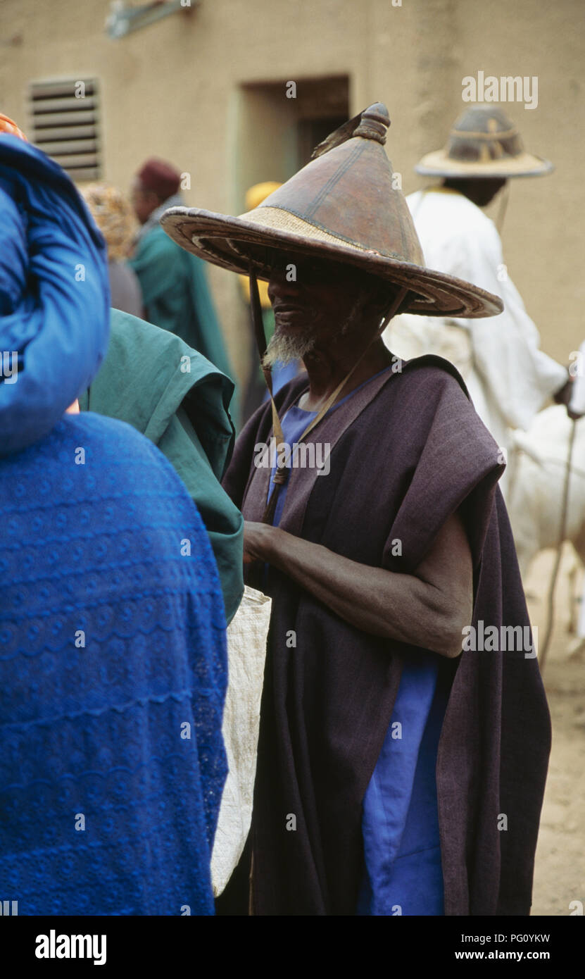 Fulani pastore al di fuori della Grande Moschea di Djenne, Mali per solo uso editoriale Foto Stock