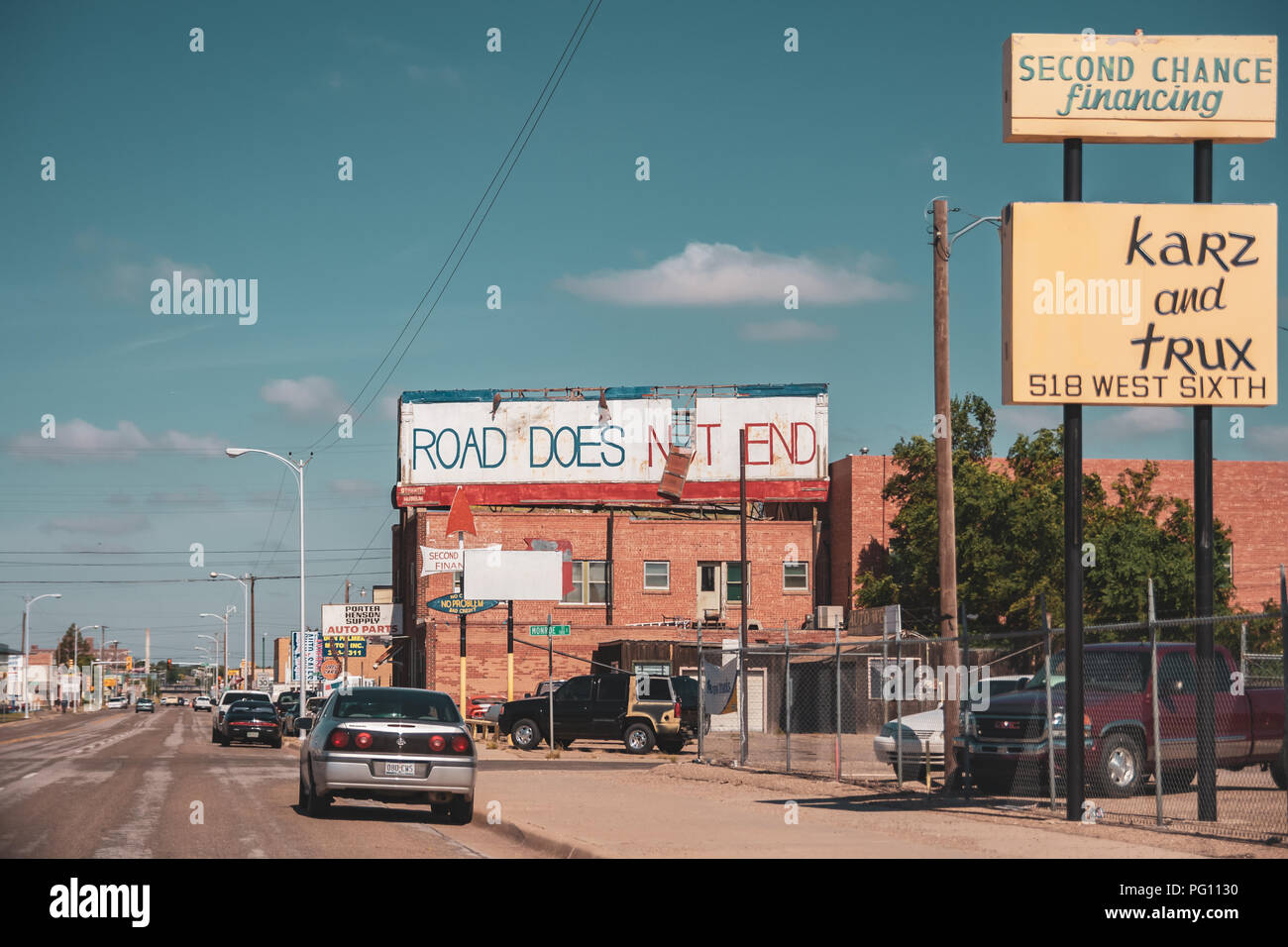 Strada non finisce il vecchio weathered billboard street cartello in Amarillo, Texas, Stati Uniti d'America. Viaggio concetto. Foto Stock