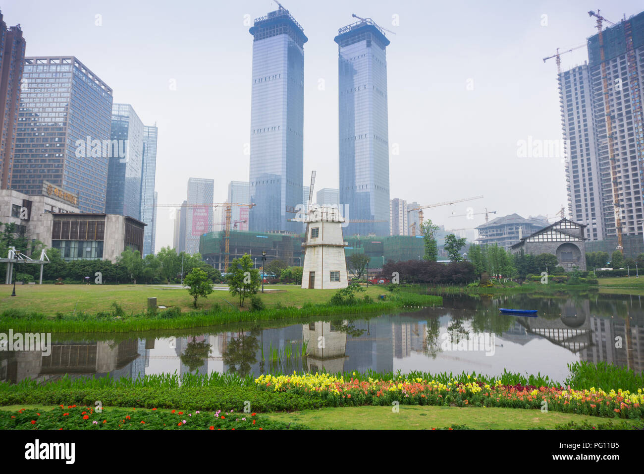 Paesaggio di Guiyang. Il twin toweer in Hua Guo Yuan city. Questo è attualmente il più grande di riqualificazione urbana progetto in Cina. Foto Stock