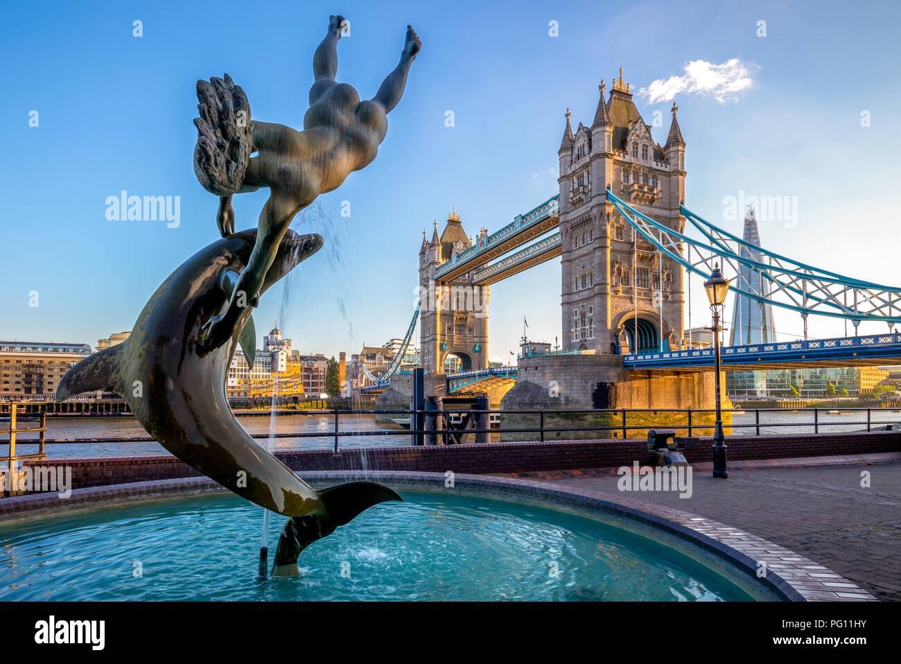 Il Tower Bridge dal fiume Tamigi a Londra, Regno Unito Foto Stock