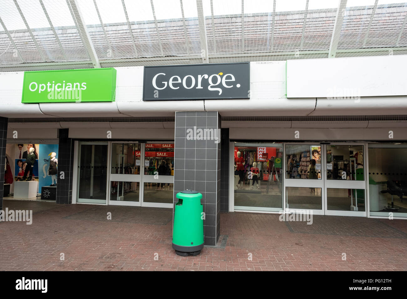 Ingresso a George negozio di abbigliamento in Crewe Cheshire Regno Unito  Foto stock - Alamy