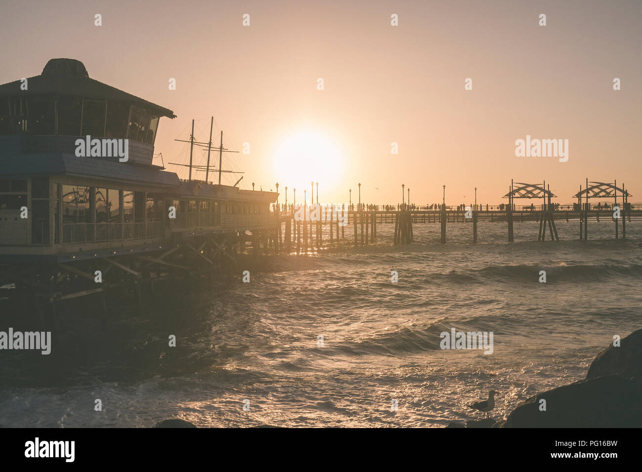 Il sole tramonta con l'oceano a Redondo Beach pier Foto Stock