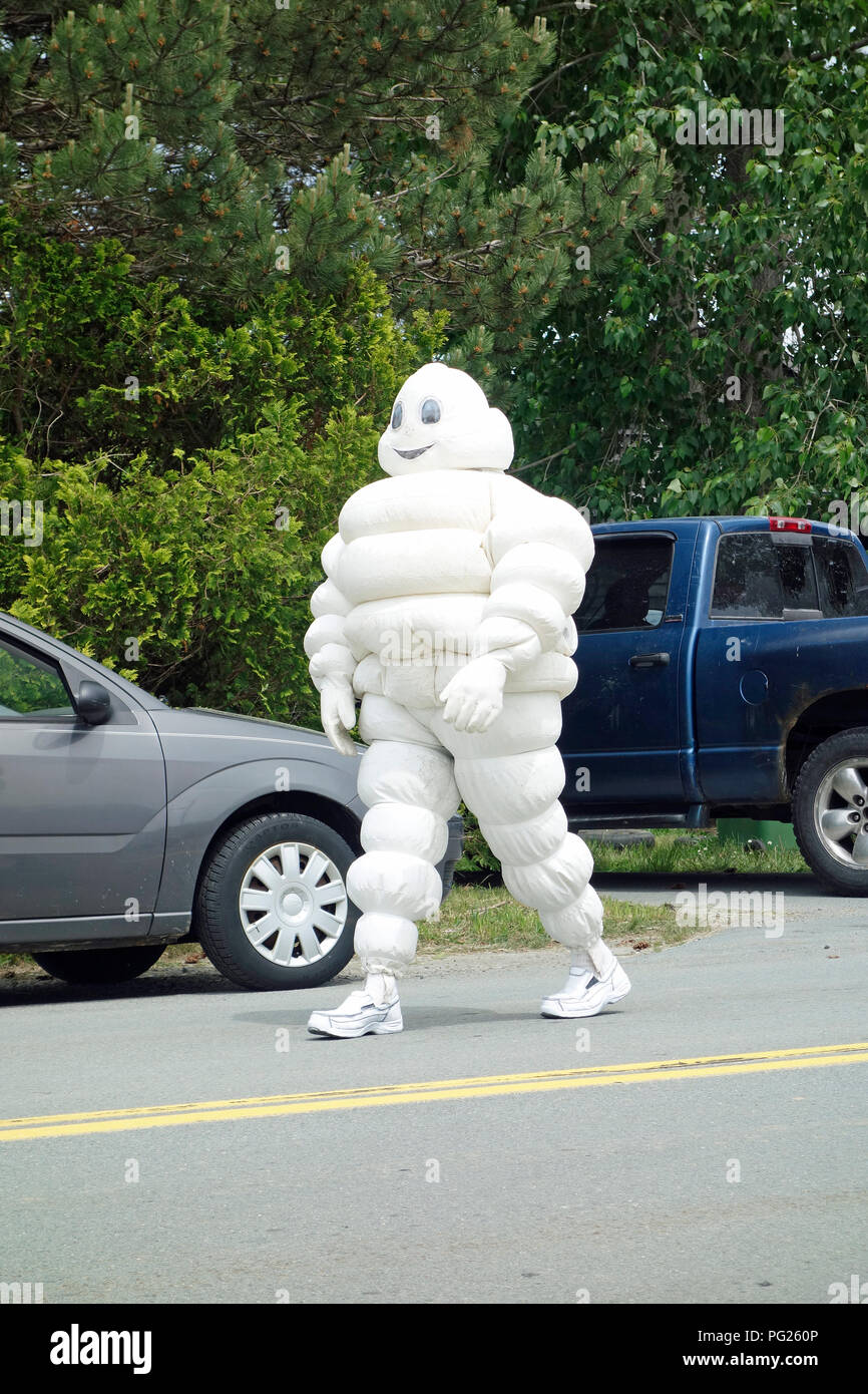 Il Michelin uomo a camminare su una strada Foto Stock