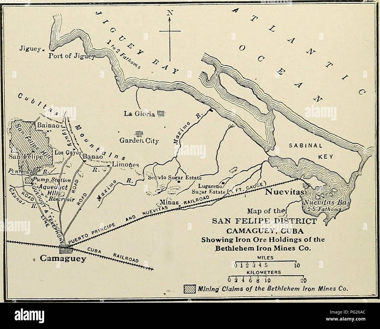 . La revisione di Cuba. 18 LA REVISIONE DI CUBA CAMAGUEY deposito marrone di minerali di ferro WiLLiARD L. CuMMiNGS (geologo, Bethlehem Steel Co.) e Benjamin L. Miller (professore di geologia, Lehigh University) in Cleveland"(0.) Ferro Trade Review Il Camaguey marrone il minerale di ferro di deposito copre la parte superiore di San Felipe hill, vicino- est del punto che si trova a 14 miglia a nord-ovest della città di Camaguey. Mentre ci sono molti bassi flat-sormontato colline nelle vicinanze coperto con una più o meno continua del mantello marrone di minerale di ferro, il deposito di Felipe Hill è il solo di qualsiasi dimensione e per importanza e il naine " Foto Stock