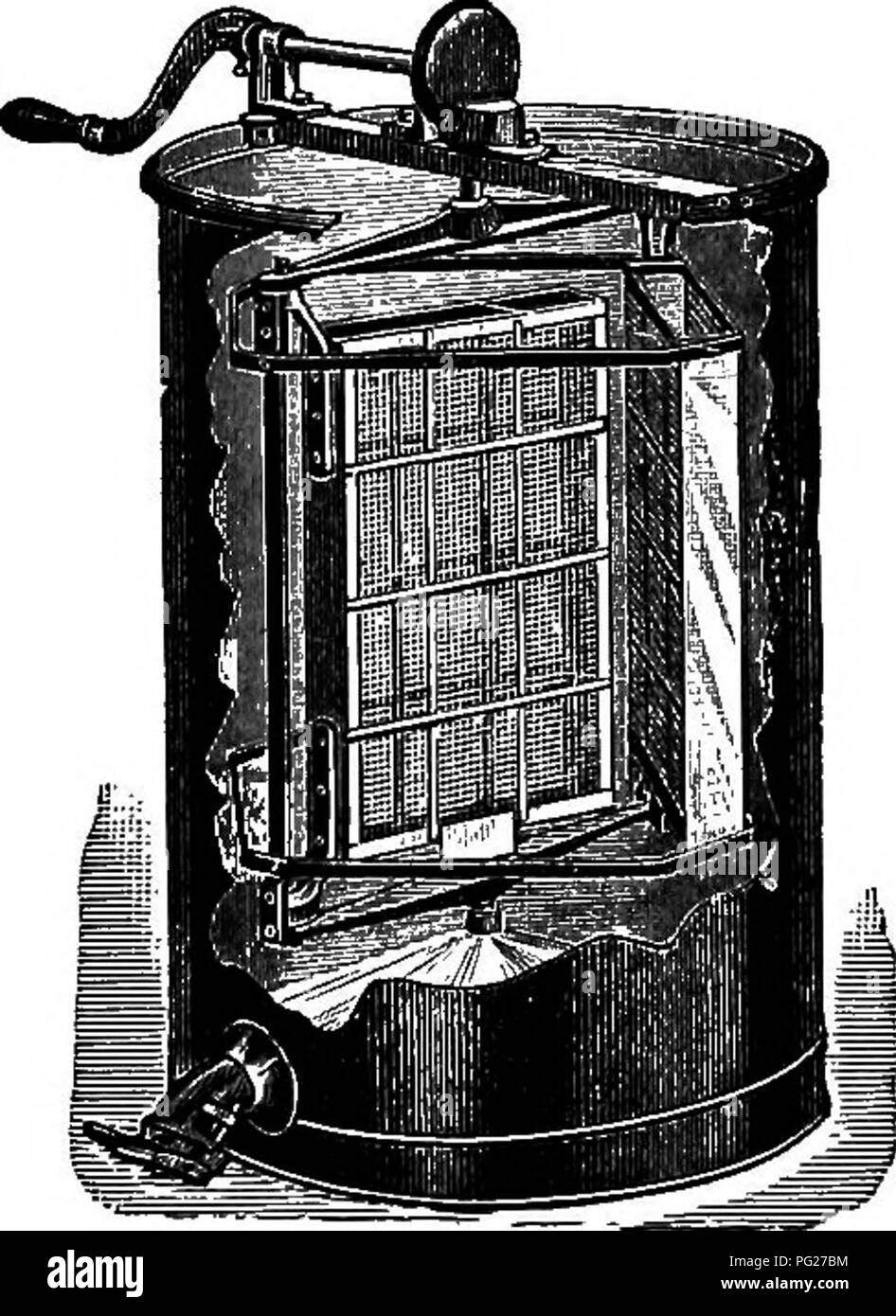 . Langstroth sull'alveare &AMP; miele delle api. Le api. Si estrae il miele. 453 e, tuttavia, a causa di condizioni molto favorevoli, il bosco selvatico swarmed con api nel "alberi di cava", e la hee- Hunter ha fatto la sua comparsa. Migliaia di alberi caduti sotto la sua ascia, per produrre i dolci che in essi contenuti. Bee-la caccia è diventata una professione in alcune delle nostre foreste. Il metodo seguito per trovare colonie insediate in cavità di alberi, è stata quella di posizionare una esca di miele in qualche posto aperto, attraendo le api bruciando un po' del pettine. Quando le api avevano formato un bee line dal miele ai loro abod Foto Stock