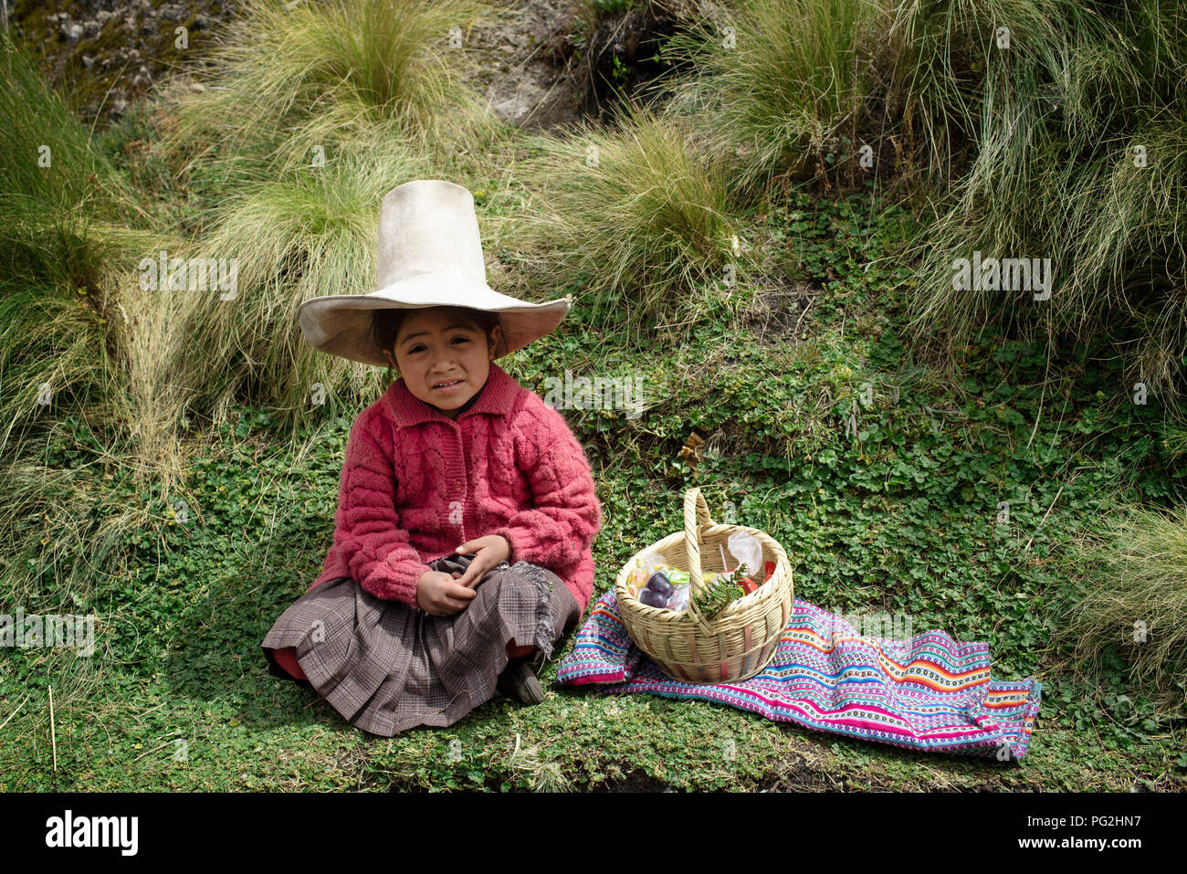 Sconosciuto locale peruviano bambino in vendita alcuni dolci per i turisti che visitano Cumbe Mayo sito archeologico. Cajamarca, Perù. Lug 2018 Foto Stock