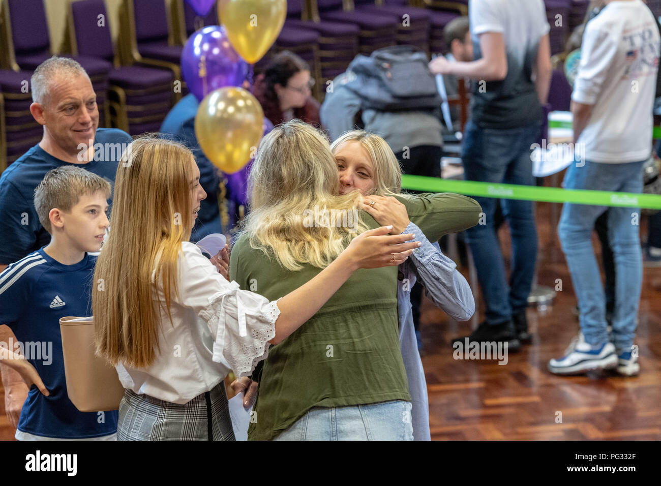 Brentwood Essex 23 agosto 2018 gli studenti ricevono il GCSE risultati a Becket le chiavi della chiesa di Inghilterra a scuola Foto Stock