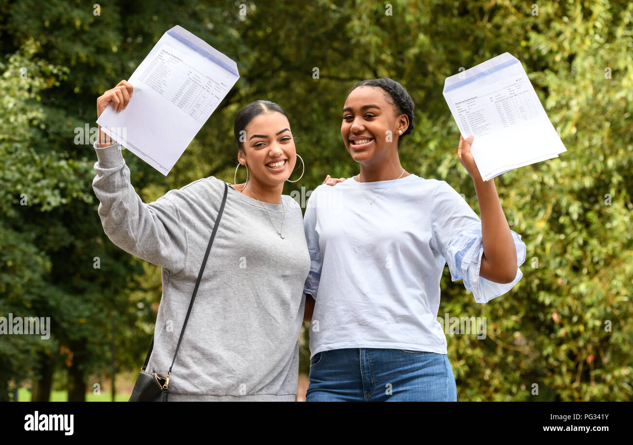 Risultati GCSE - Ark St Alban's Academy, Birmingham. 23 agosto 2018. Nella foto sono (da sinistra a destra) studenti GCSE che celebrano i loro risultati. Foto di Simon Hadley/Alamy Foto Stock
