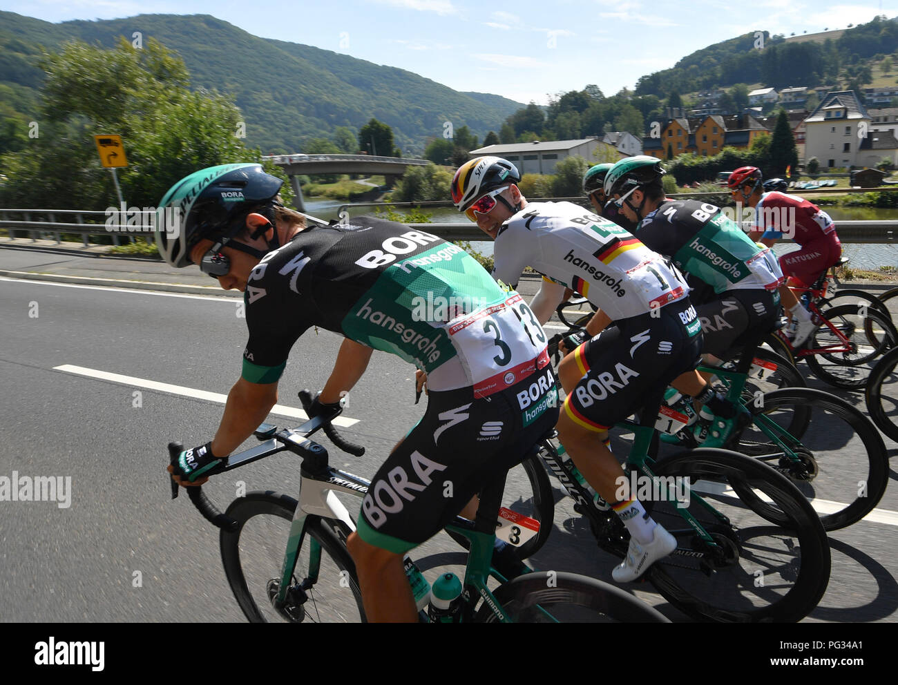 Koblenz, Germania. 23 Ago, 2018. 23.08.2018, ciclismo: UCI serie europea - Germania Tour, Koblenz - Bonn (157, 00 km), Fase 1. Campo di piloti con Patrick Konrad (l) dall'Austria, dal team di Bora-hansgrohe e Pascal Ackermann (secondo da sinistra) dalla Germania da team di Bora-Hansgrohe. Credito: Bernd Thissen/dpa/Alamy Live News Foto Stock