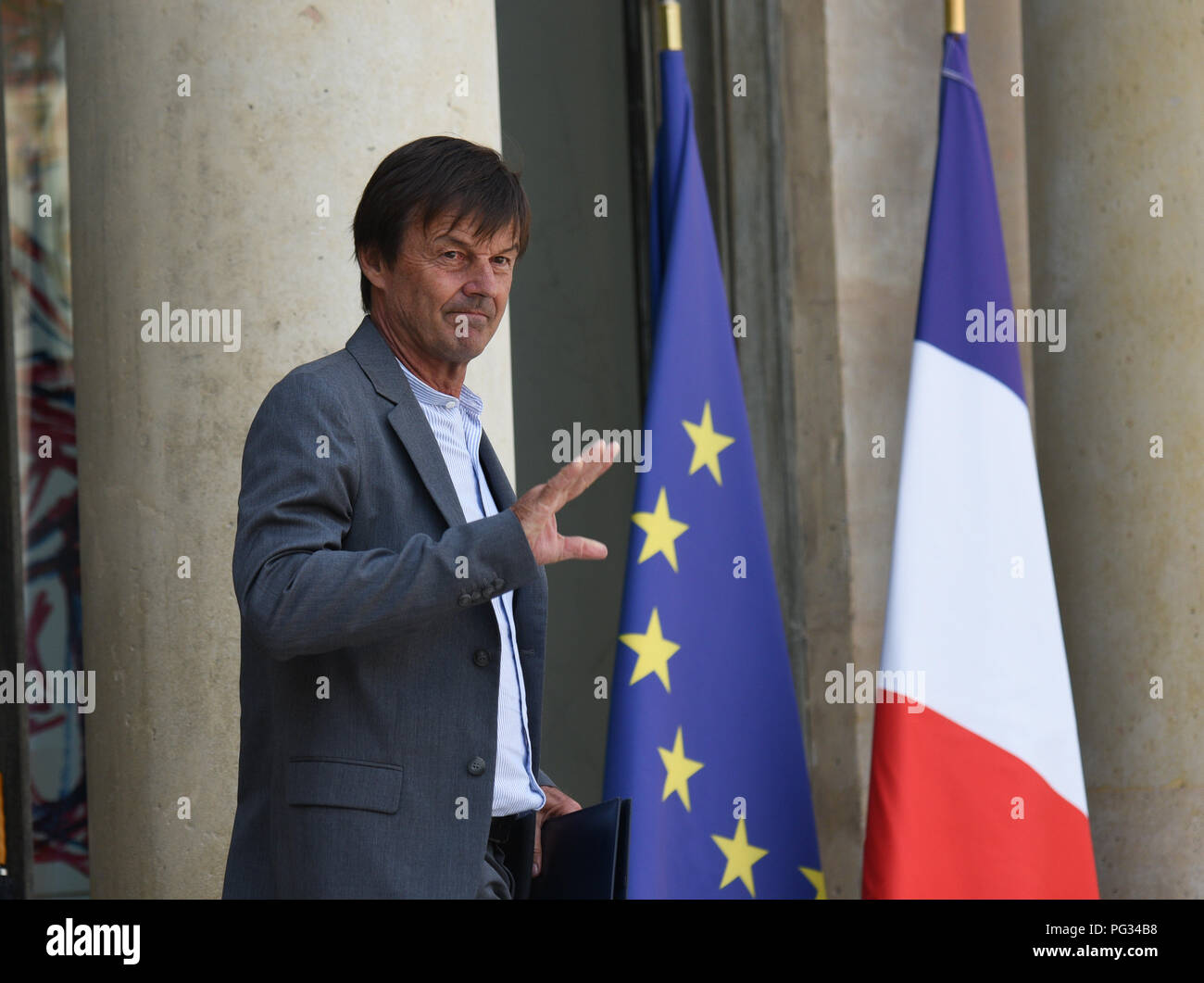 Parigi, Francia. Agosto 22, 2018 - Parigi, Francia: francese il ministro dell'ambiente Nicolas Hulot lascia l'Elysee Palace dopo un Consiglio dei ministri. Le ministre de l'Environnement, Nicolas Hulot, a la sortie du Conseil des ministres de la rentree. *** La Francia / nessuna vendita di supporti in francese.Credit: Fotografia Idealink/Alamy Live News Foto Stock