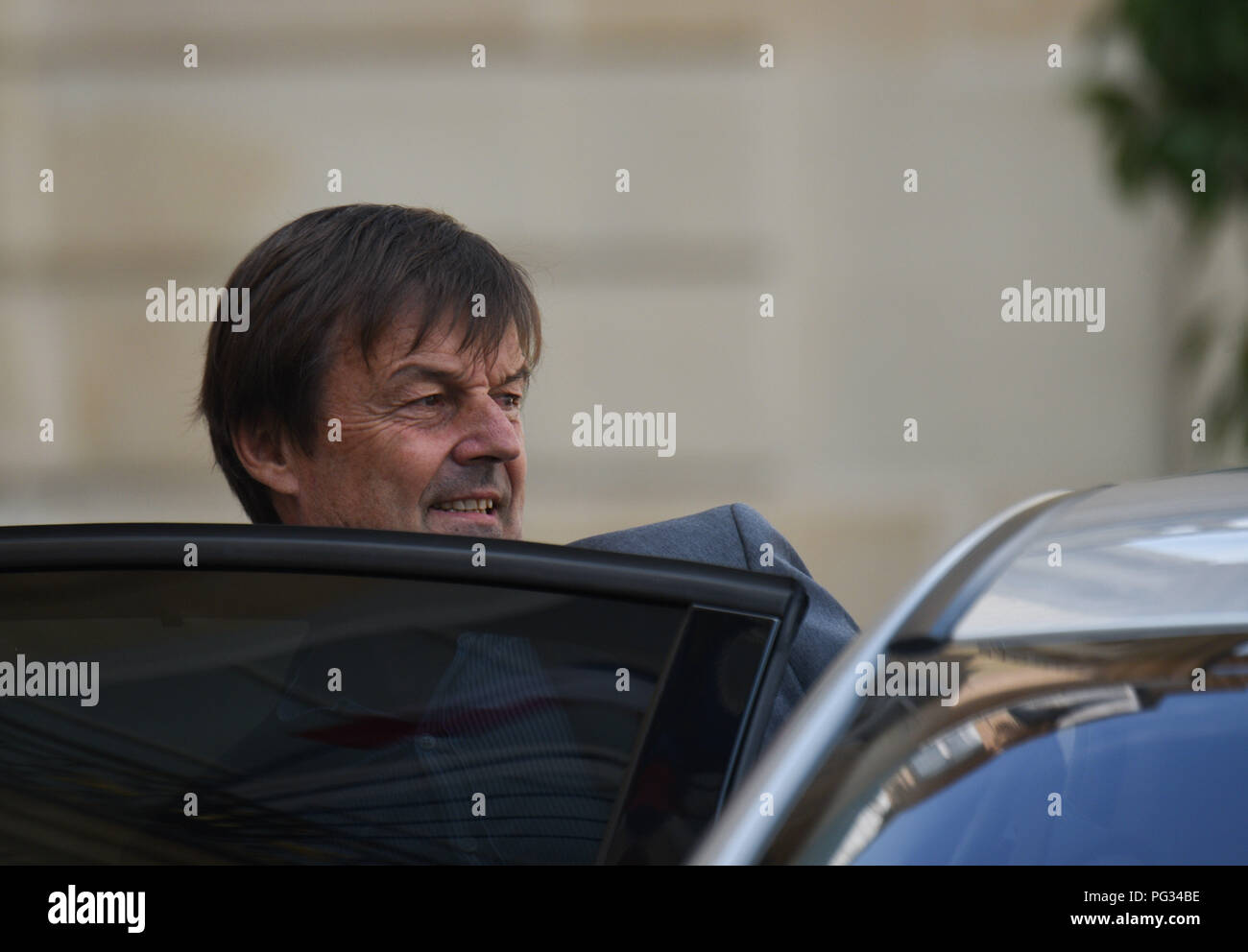 Parigi, Francia. Agosto 22, 2018 - Parigi, Francia: francese il ministro dell'ambiente Nicolas Hulot lascia l'Elysee Palace dopo un Consiglio dei ministri. Le ministre de l'Environnement, Nicolas Hulot, a la sortie du Conseil des ministres de la rentree. *** La Francia / nessuna vendita di supporti in francese.Credit: Fotografia Idealink/Alamy Live News Foto Stock