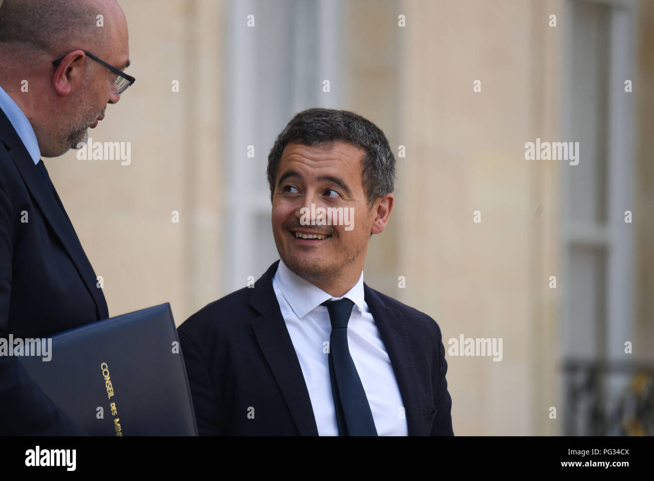 Parigi, Francia. Agosto 22, 2018 - Parigi, Francia: Il ministro francese dell'azione pubblica e conti Gerald Darmanin lascia l'Elysee Palace dopo un Consiglio dei ministri. Le ministre de l'azione et des comptes publics, Gerald Darmanin, a la sortie du Conseil des ministres de la rentree. *** La Francia / nessuna vendita di supporti in francese.Credit: Fotografia Idealink/Alamy Live News Foto Stock