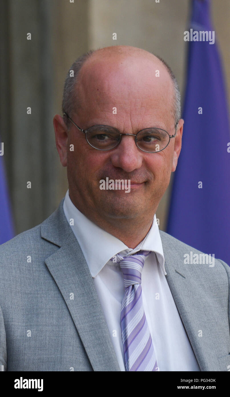 Parigi, Francia. Agosto 22, 2018 - Parigi, Francia: francese il ministro dell'istruzione Jean-Michel Blanquer lascia l'Elysee Palace dopo un Consiglio dei ministri. Le ministre de l'Education nationale Jean-Michel Blanquer a la sortie du Conseil des ministres de la rentree. *** La Francia / nessuna vendita di supporti in francese.Credit: Fotografia Idealink/Alamy Live News Foto Stock