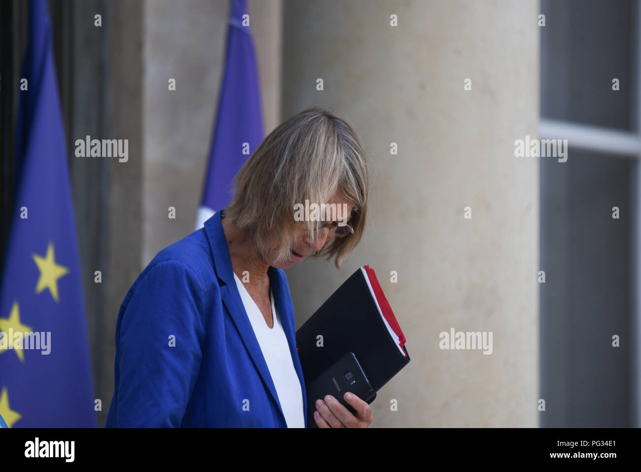Parigi, Francia. Agosto 22, 2018 - Parigi, Francia: Ministro francese della Cultura Francoise Nyssen lascia l'Elysee Palace dopo un Consiglio dei ministri. La ministre de la Culture, Françoise Nyssen, a la sortie du Conseil des ministres de la rentree. *** La Francia / nessuna vendita di supporti in francese.Credit: Fotografia Idealink/Alamy Live News Foto Stock