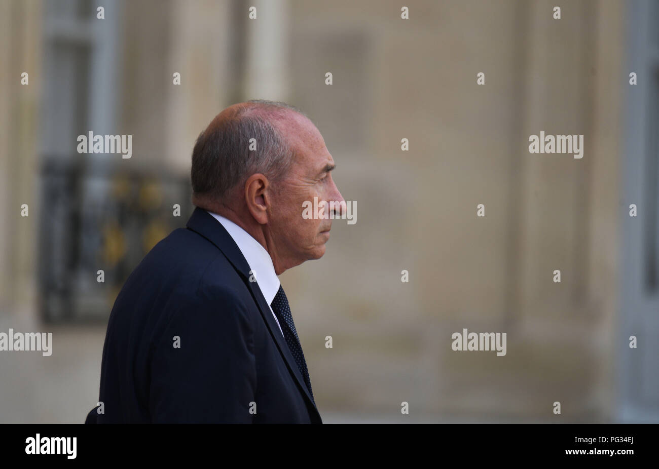 Parigi, Francia. Agosto 22, 2018 - Parigi, Francia: francese il ministro degli Interni Gerard Collomb lascia l'Elysee Palace dopo un Consiglio dei ministri. Le ministre de l'Interieur, Gérard Collomb, a la sortie du Conseil des ministres de la rentree. *** La Francia / nessuna vendita di supporti in francese.Credit: Fotografia Idealink/Alamy Live News Foto Stock