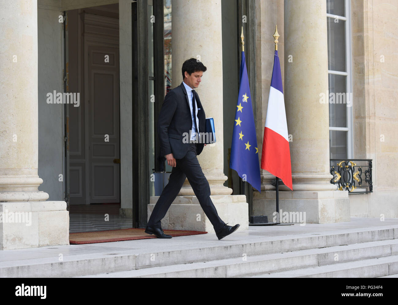 Parigi, Francia. Agosto 22, 2018 - Parigi, Francia: Il ministro francese per la coesione territoriale, Julien Denormandie, lascia l'Elysee Palace dopo un Consiglio dei ministri. La ministre de la coesione territoires des, Julien Denormandie, a la sortie du Conseil des ministres de la rentree. *** La Francia / nessuna vendita di supporti in francese.Credit: Fotografia Idealink/Alamy Live News Foto Stock