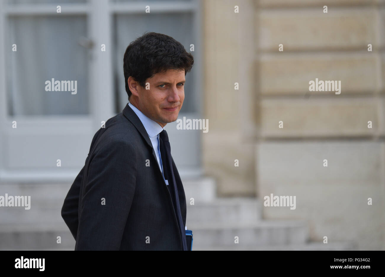 Parigi, Francia. Agosto 22, 2018 - Parigi, Francia: Il ministro francese per la coesione territoriale, Julien Denormandie, lascia l'Elysee Palace dopo un Consiglio dei ministri. La ministre de la coesione territoires des, Julien Denormandie, a la sortie du Conseil des ministres de la rentree. *** La Francia / nessuna vendita di supporti in francese.Credit: Fotografia Idealink/Alamy Live News Foto Stock