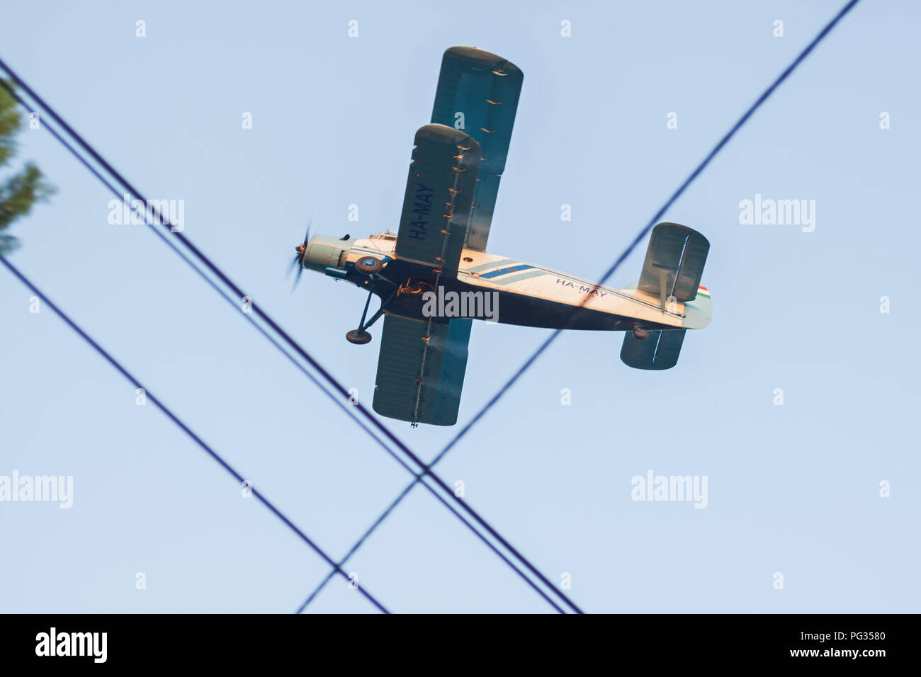Budapest, Hungary-August 22, 2018: Double-winged vintage un aereo 2 con la registrazione HA-possono sorvolare Obuda spruzzatura di zanzare. Credito: Zoltan Fulop/Alamy Live News Foto Stock