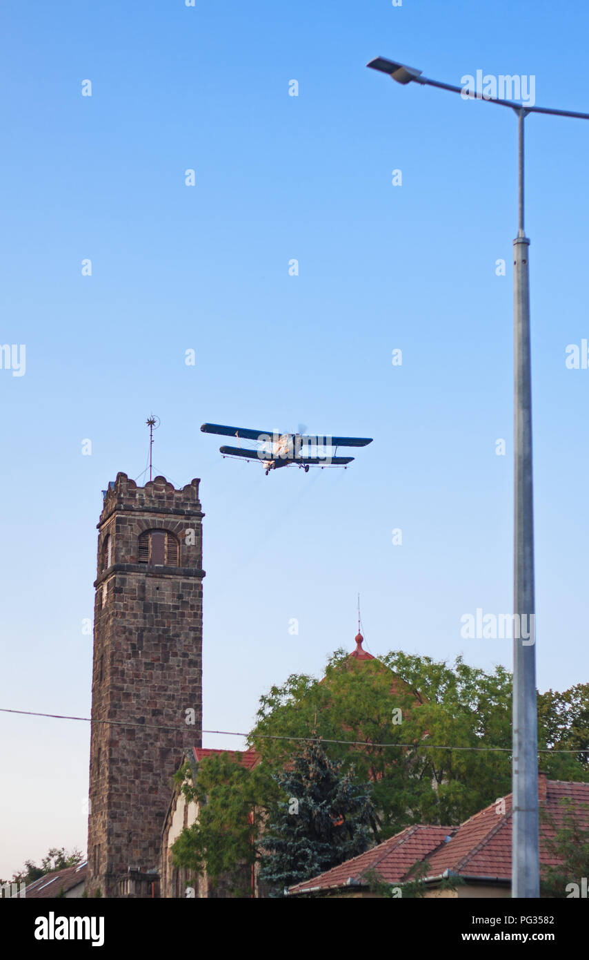Budapest, Hungary-August 22, 2018: Double-winged vintage un aereo 2 con la registrazione HA-possono sorvolare Obuda spruzzatura di zanzare. Credito: Zoltan Fulop/Alamy Live News Foto Stock