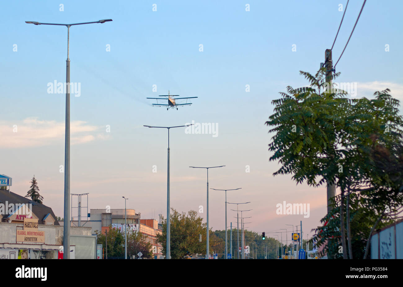 Budapest, Hungary-August 22, 2018: Double-winged vintage un aereo 2 con la registrazione HA-possono sorvolare Obuda spruzzatura di zanzare. Credito: Zoltan Fulop/Alamy Live News Foto Stock