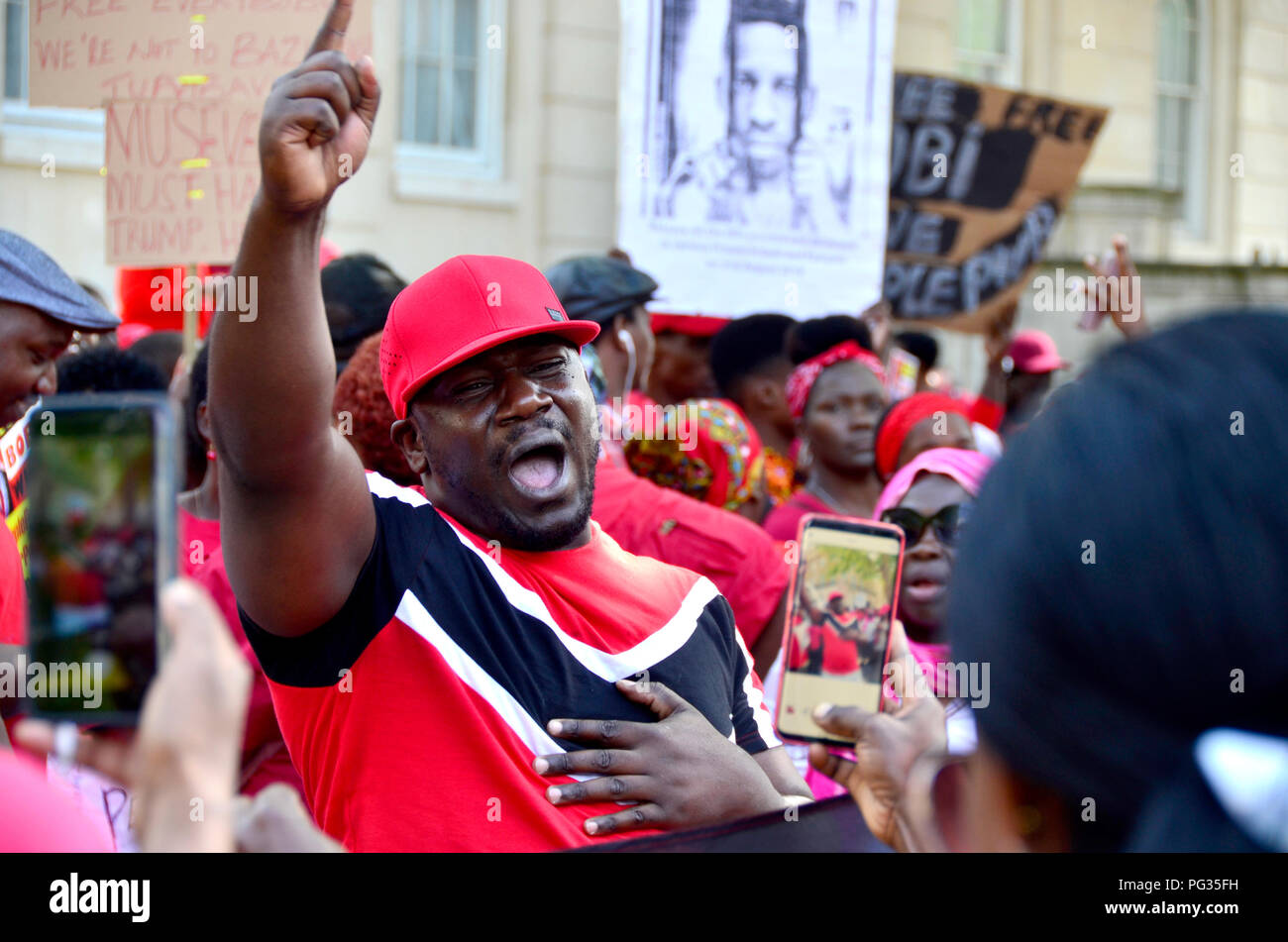 Londra, 23 agosto 2018. Campaigers protesta a Whitehall di fronte a Downing Street contro il Presidente ugandese Museveni e nel sostegno della bobi vino (Robert Kyagulanyi Ssentamu, noto anche come Bobi vino, uomo politico ugandese, musicista e attore) che era rearrested in Uganda per le accuse di tradimento, momenti dopo che lo stato ha ritirato la precedente accusa di possesso illegale di armi da fuoco e di munizioni. Credito: PjrFoto/Alamy Live News Foto Stock