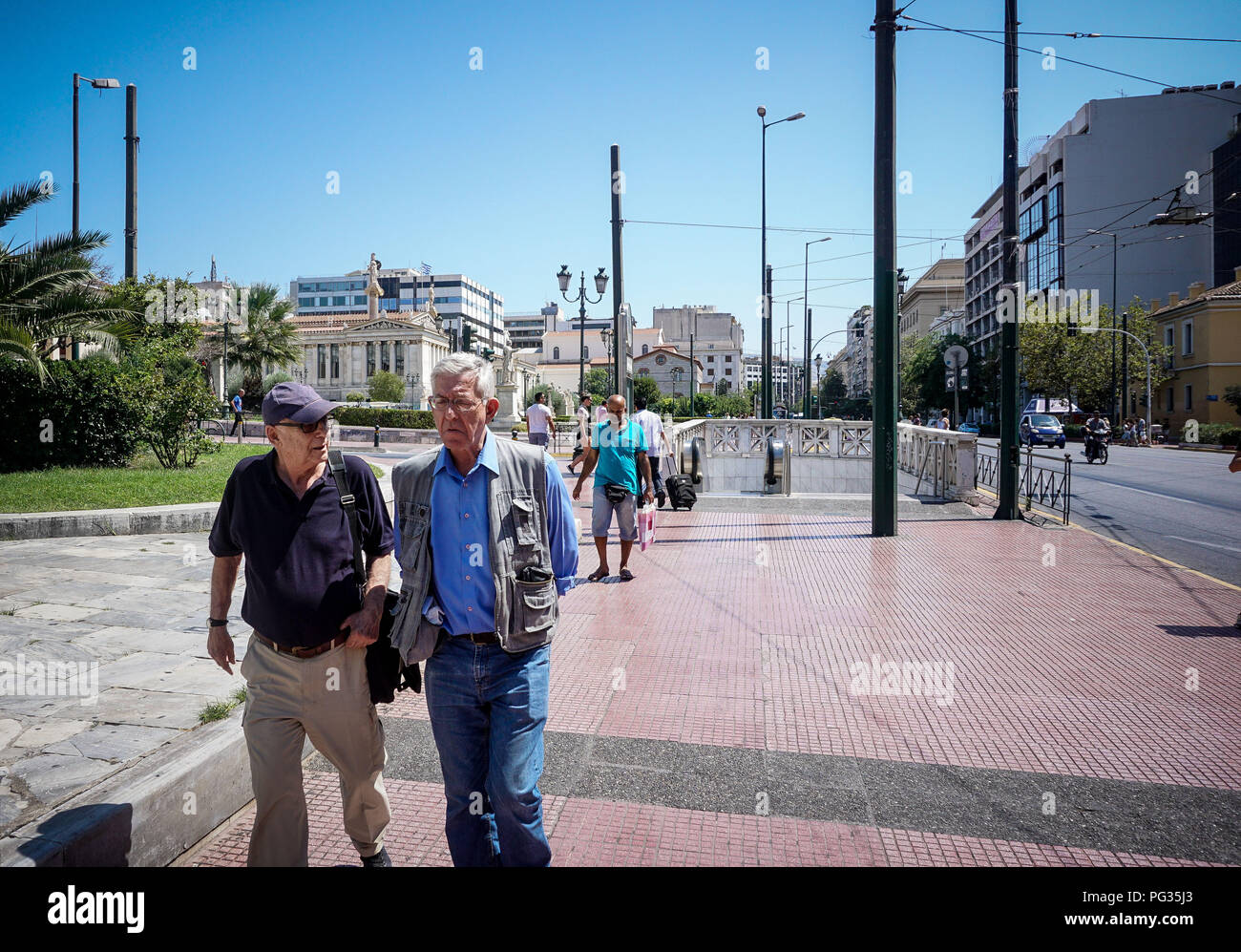 Atene, Grecia. 20 agosto 2018. La gente si vede passeggiando per il centro della città.Grecia ufficialmente emerso dal suo programma di salvataggio il lunedì 20 agosto, dopo otto anni di riduzioni applicate in cambio di massicci prestiti e un crollo economico sulla scala della Grande Depressione. Credito: Ioannis Alexopoulos SOPA/images/ZUMA filo/Alamy Live News Foto Stock