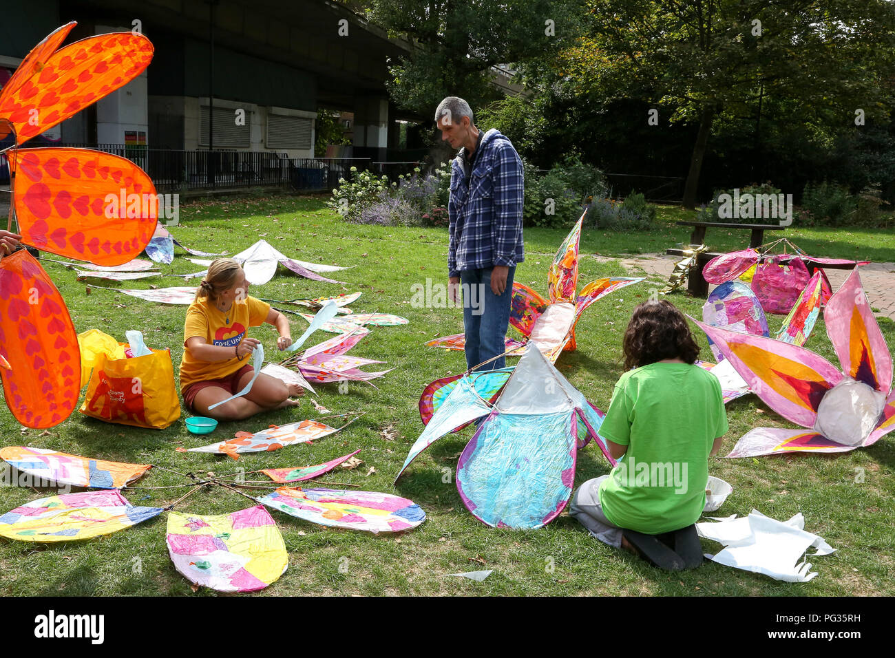 A ovest di Londra. Regno Unito 23 agosto 2018 - i membri della Comunità preparare costumi davanti al carnevale di Notting Hill che si svolgerà questo weekend. Credito: Dinendra Haria/Alamy Live News Foto Stock