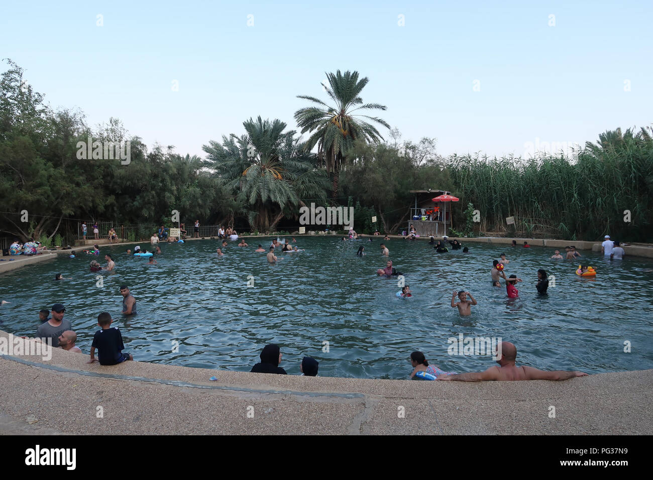 Palestinesi il bagno in una piscina di acqua di Ein Feshkha o Einot Tzukim riserva naturale chiamato per una molla di acqua salmastra in zona sulla costa nord-occidentale del Mar Morto Israele Foto Stock