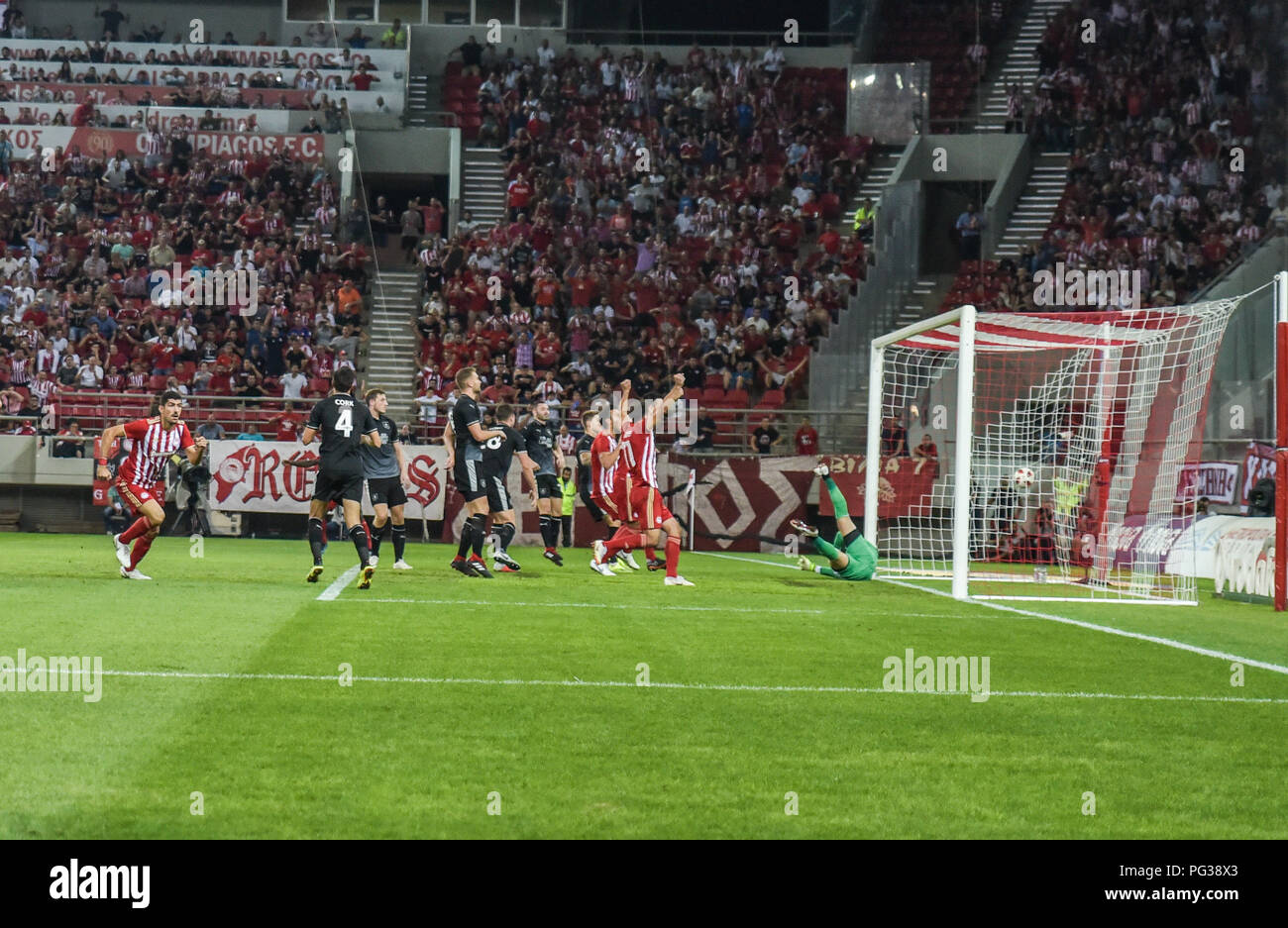 Atene, Grecia, Grecia. 23 Ago, 2018. Andreas Bouchalakis punteggi di un obiettivo con la sua testa, durante l'Europa League playoff, partita di calcio tra Olympiacos Pireo e Burnley al Karaiskakis Stadium, in Atene, Grecia. Credito: Dimitris Lampropoulos SOPA/images/ZUMA filo/Alamy Live News Foto Stock