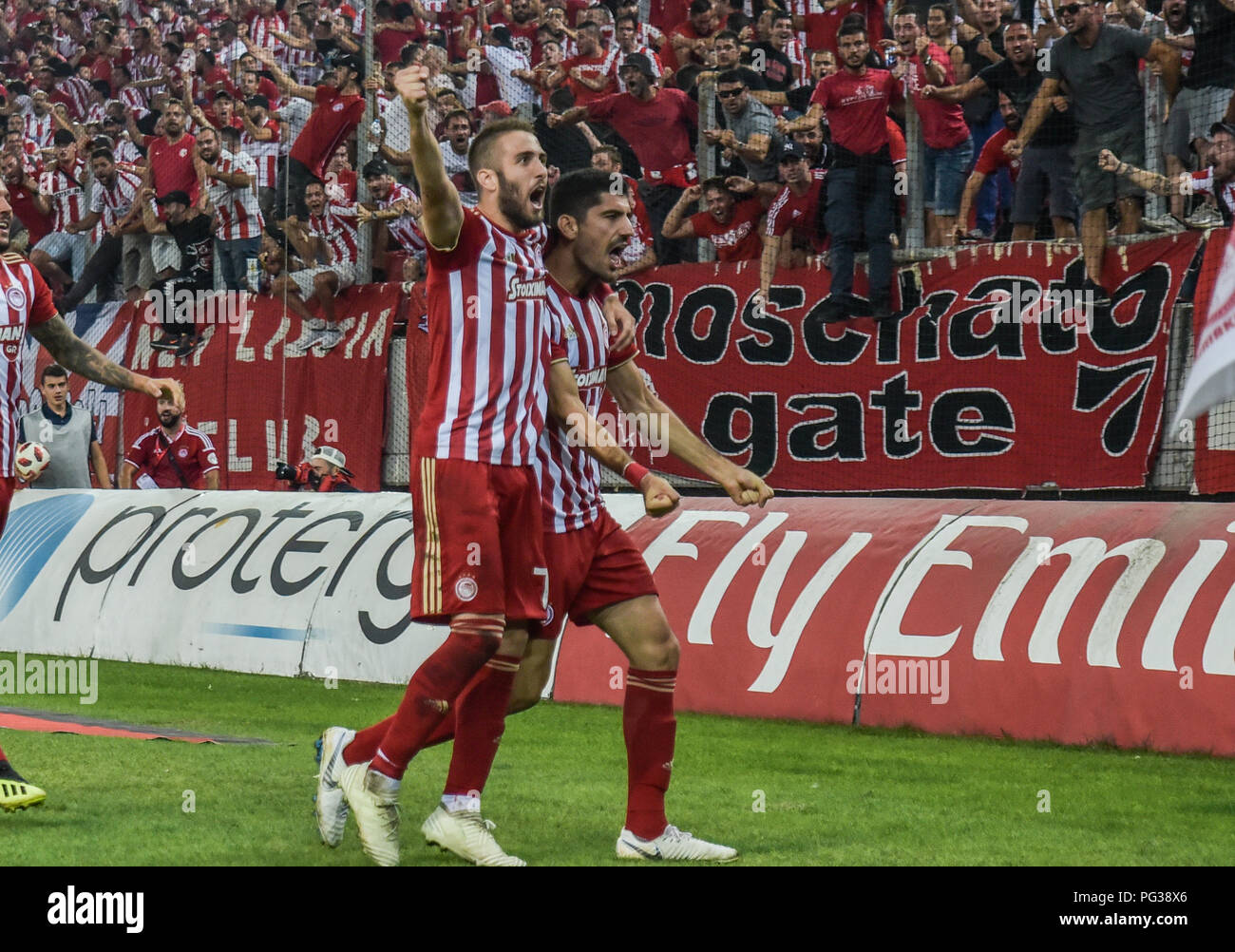 Atene, Grecia, Grecia. 23 Ago, 2018. Andreas Bouchalakis e Kostas Fortounis celebrare dopo Bouchalakis un goal, durante l'Europa League playoff, partita di calcio tra Olympiacos Pireo e Burnley al Karaiskakis Stadium, in Atene, Grecia. Credito: Dimitris Lampropoulos SOPA/images/ZUMA filo/Alamy Live News Foto Stock