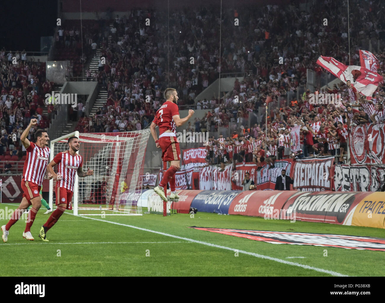 Atene, Grecia, Grecia. 23 Ago, 2018. Kostas Fortounis celebra dopo un goal, durante l'Europa League playoff, partita di calcio tra Olympiacos Pireo e Burnley al Karaiskakis Stadium, in Atene, Grecia. Credito: Dimitris Lampropoulos SOPA/images/ZUMA filo/Alamy Live News Foto Stock