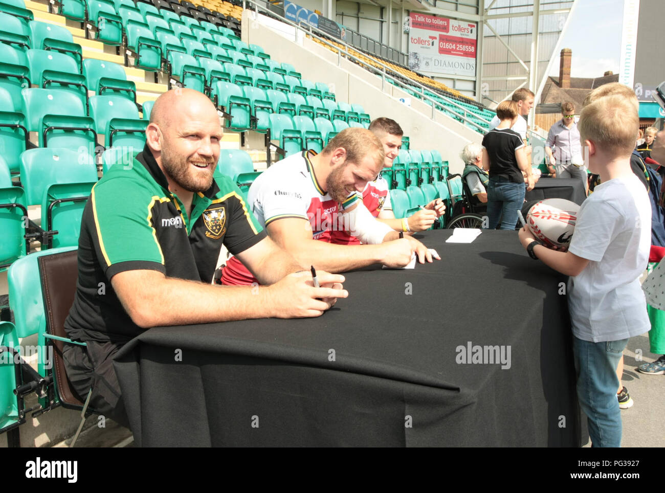 Northampton, Regno Unito. Il 23 agosto 2018. (L-R) Ben franchi, James Haskell e James Grayson di Northampton Santi durante una sessione di firma a Northampton Santi open day in Franklin's Gardens. Andrew Taylor/Alamy Live News Credito: atsportphoto/Alamy Live News Foto Stock