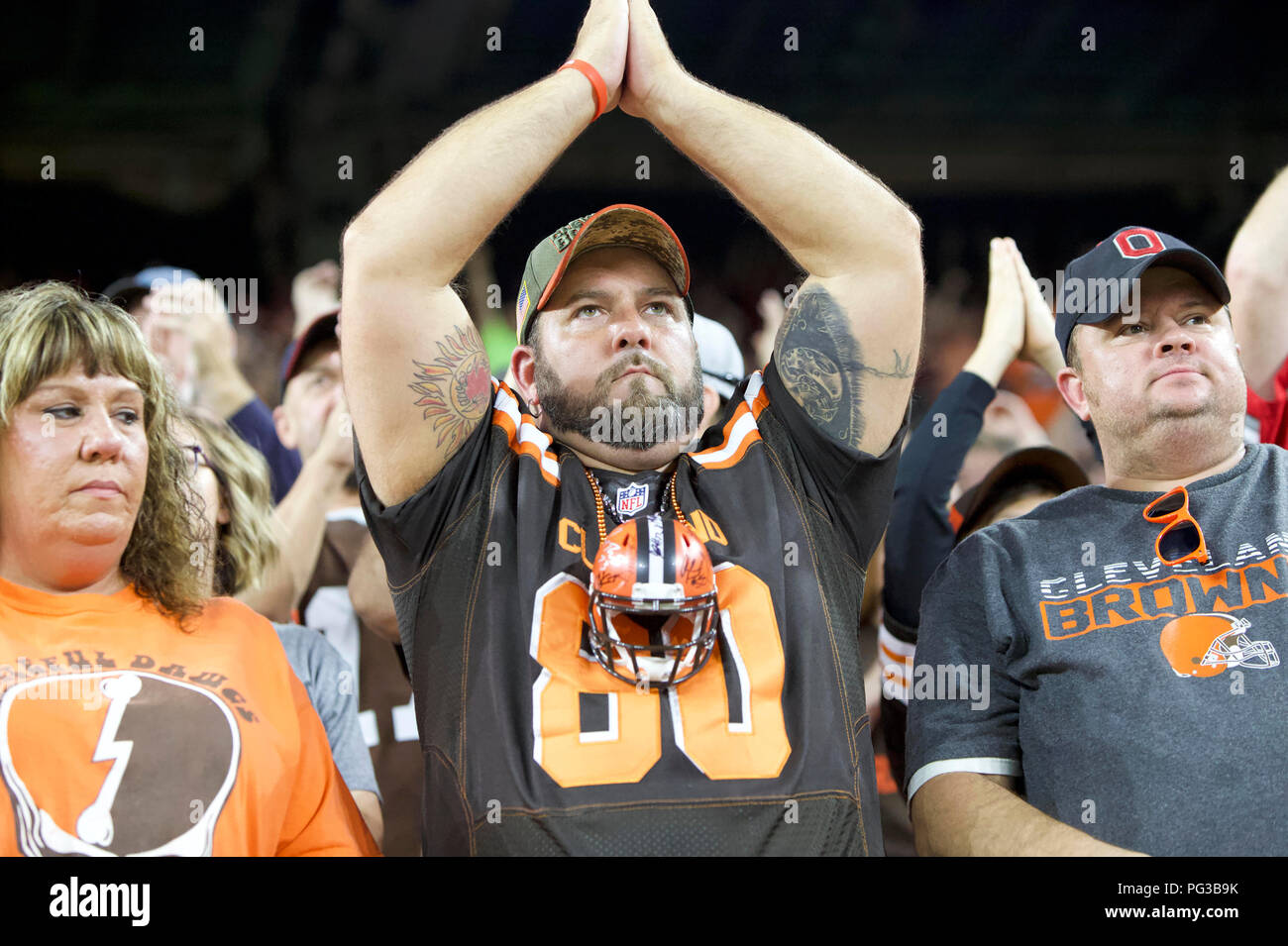 Cleveland, Ohio, USA. 23 Ago, 2018. Agosto 23, 2018: Cleveland Browns segnali ventola per una sicurezza, dopo aver esaminato il quarterback Nick pazze (9) di Philadelphia Eagles fu governata dal contatto nella zona di estremità per una sicurezza la NFL preseason partita di calcio tra Philadelphia Eagles e il Cleveland Browns al primo stadio di energia in Cleveland, Ohio. JP Waldron/Cal Sport Media Credito: Cal Sport Media/Alamy Live News Foto Stock