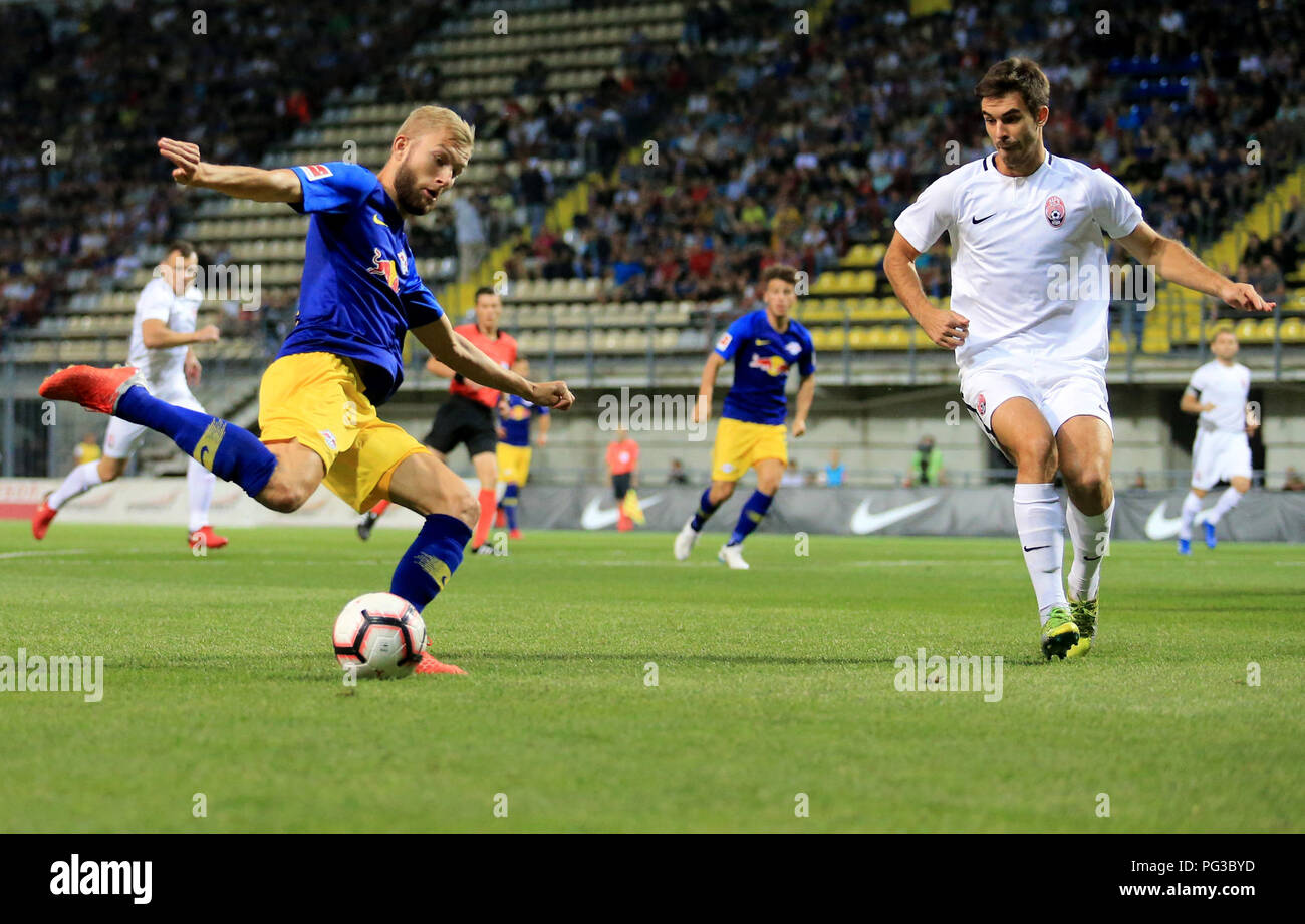 Zaporizhia, Ucraina. 23 Agosto, 2018. , Calcio, Europa League, qualificazione prima gamba, FK Sorya Luhansk vs RB Leipzig in Slavutych Arena. Konrad Laimer (l) da Leipzig gioca la palla vicino al Ihor Kharatin di Luhansk. Foto: Dmitri Smolenko/dpa Foto Stock