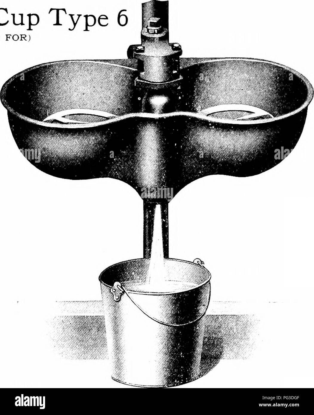 . Il James titolo : Un libro che mostra come costruire e attrezzare un pratico fino a data dairy barn. Fienili e stalle e fienili; fienili; Dairying. 186 ^&lt;57£ e JAOaCS IxJAY James Bicchiere tipo 6 (brevetto richiesto) Questo è lo stesso calice come tipo 5, eccetto che una valvola simile a quello usato nel tipo 7, è stata sub- stituted per la valvola nel tipo 5, in modo da adeguare il CUP per il sistema di pressione. Dotato di un ampio tappo di scarico che può essere facilmente ri- mosso, lo sporco sciacquare come l'acqua si svuota. Un paio di colpi rapidi con un piumino per la polvere o il pennello mentre l'acqua defluisce deterge la tazza t Foto Stock