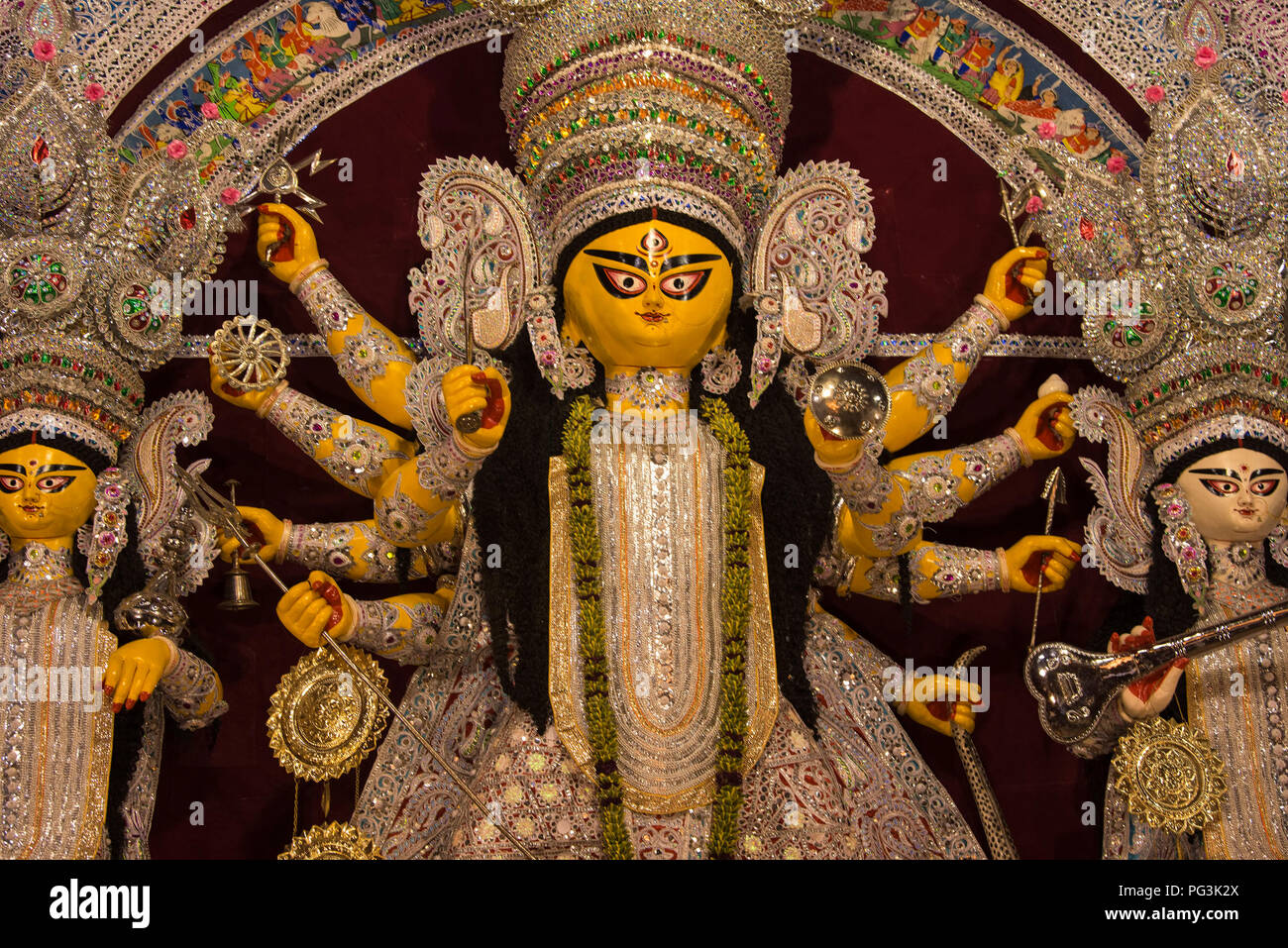 Materna,immagine,Dea Durga,,riccamente decorate,con ornamenti,l'oro,pietre,grave ,dell'umore,prima ,undertakin,mortale,lotta,con Asura,sotto il mondo, re,B Foto Stock